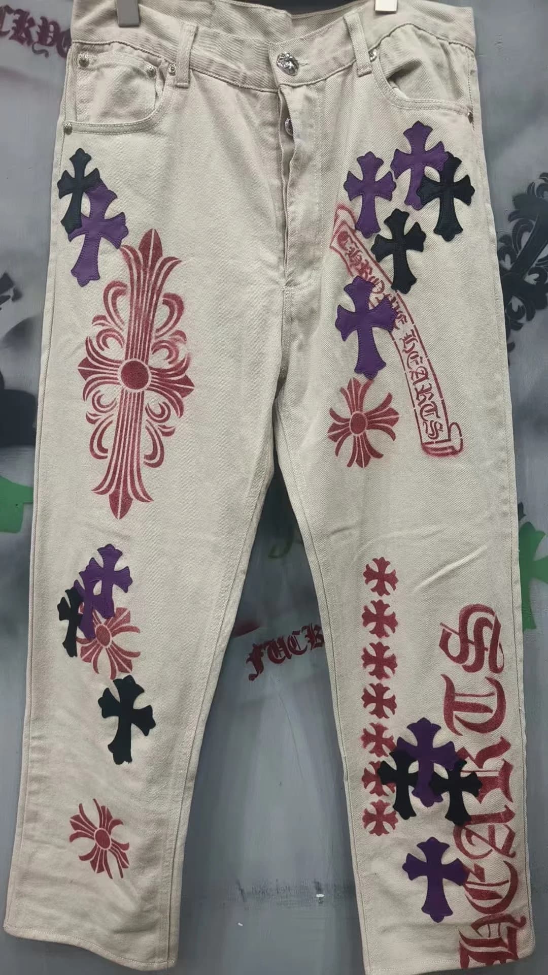 Серовато-белые джинсы Chrome Hearts x Levi's 501 с принтами и нашивками, вид спереди