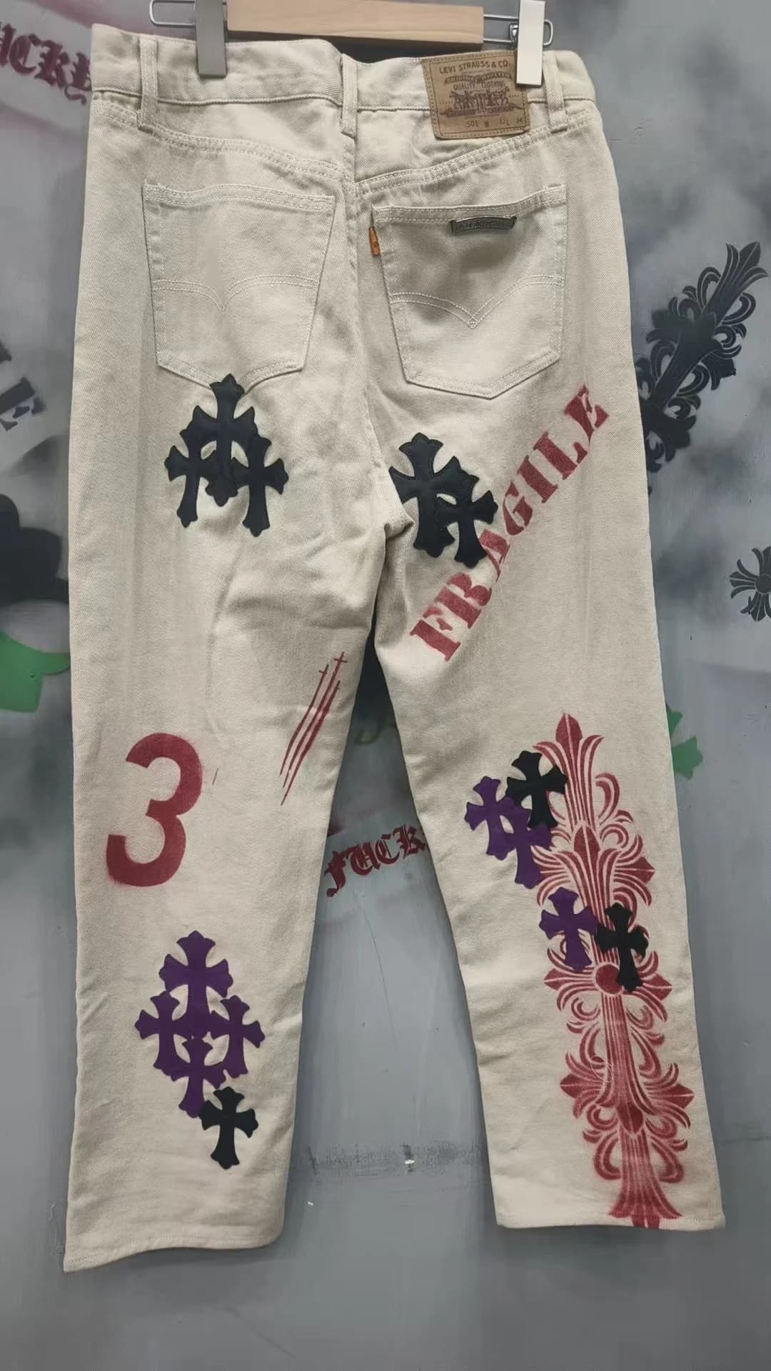 Серовато-белые джинсы Chrome Hearts x Levi's 501 с принтами и нашивками, вид сзади