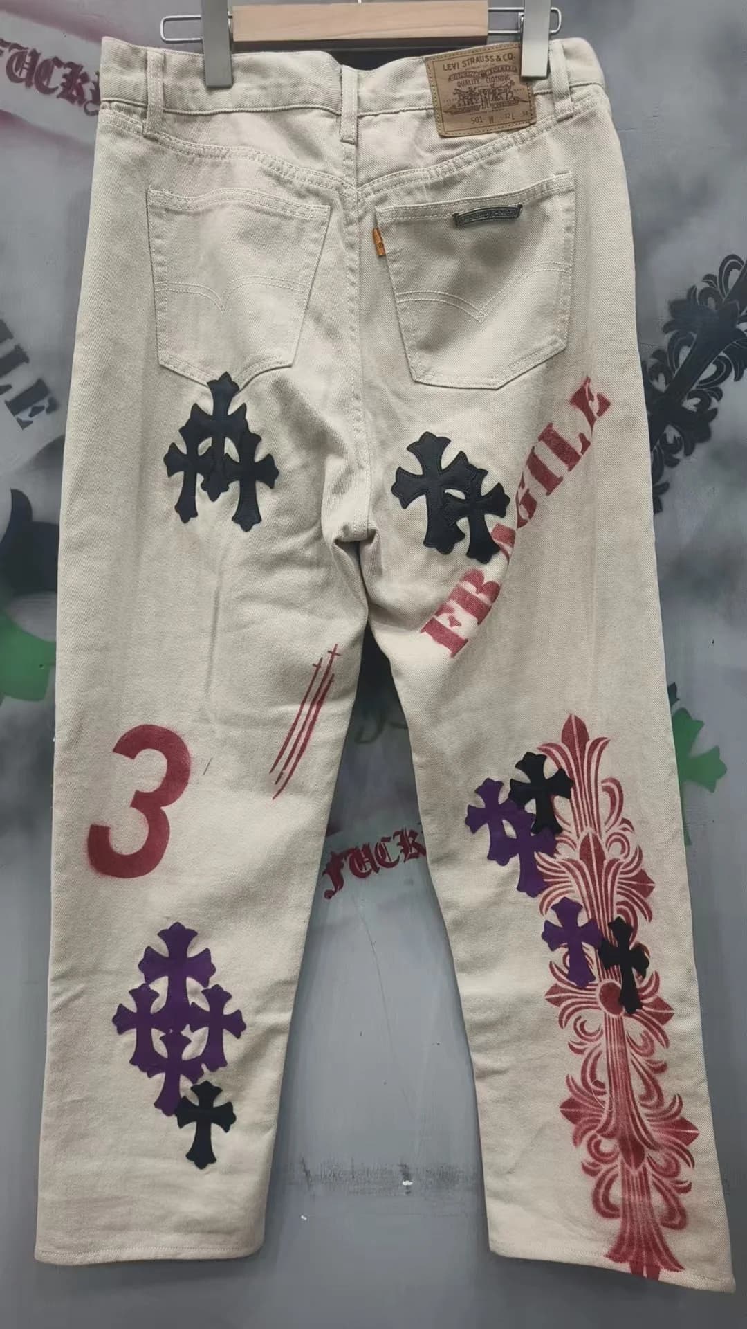 Джинсы Chrome Hearts x Levi's 501, вид сзади в полный рост