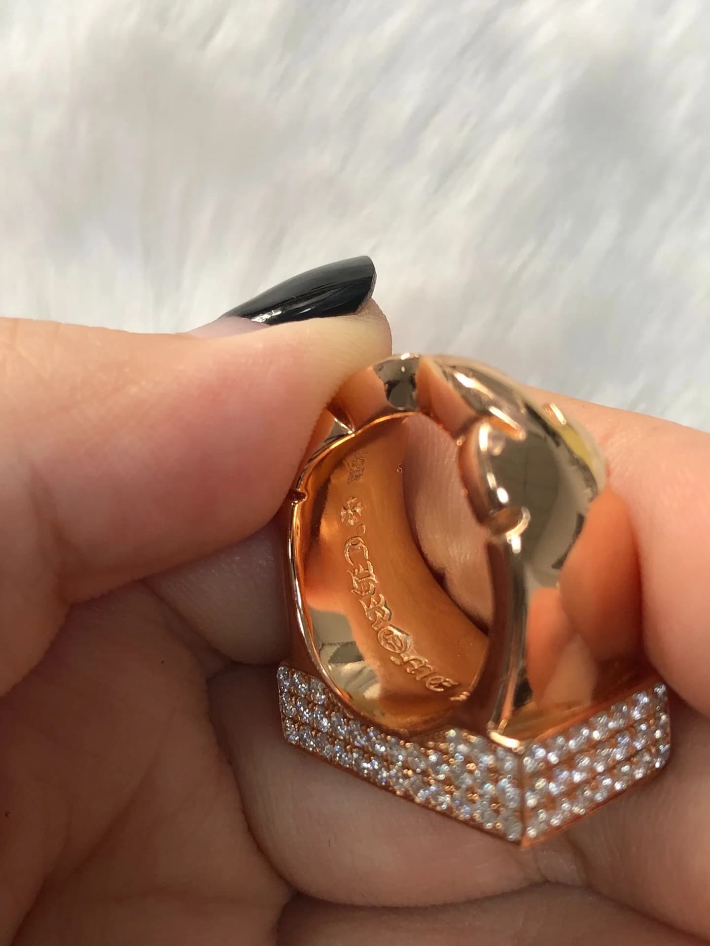 Боковой профиль массивного кольца Chrome Hearts из золота с бриллиантами