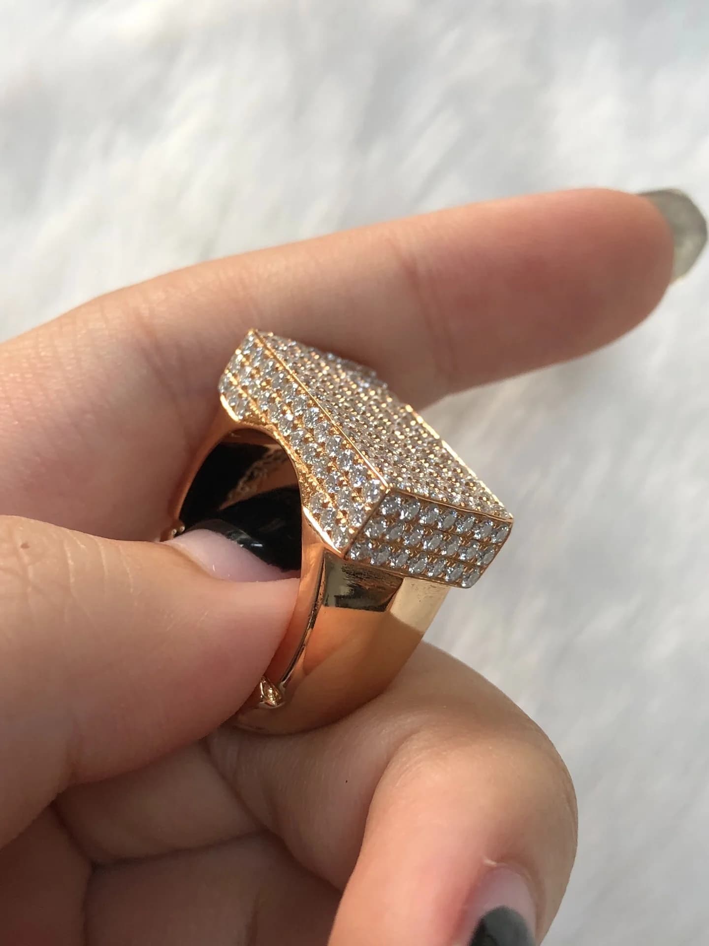 Золотое кольцо Chrome Hearts с бриллиантами в руке, вид сбоку