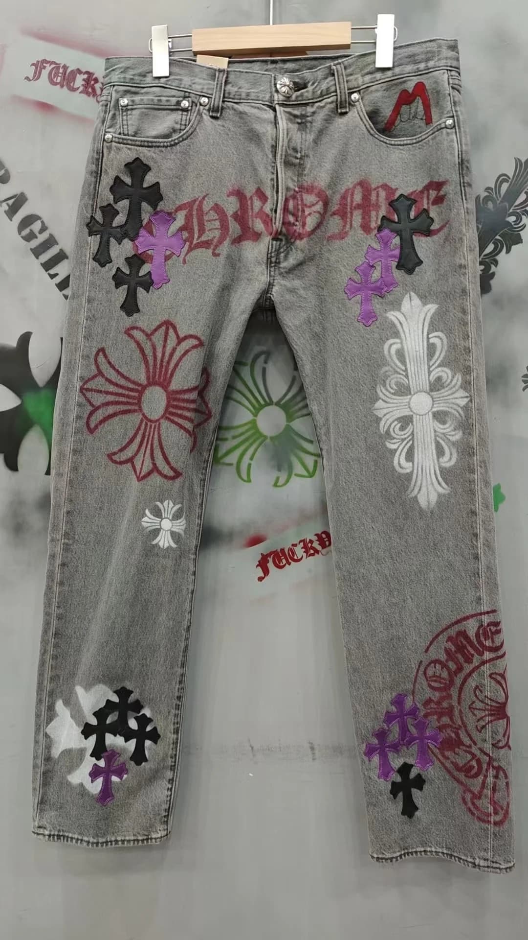 Серые джинсы Chrome Hearts x Levi's 501 с разноцветными кожаными нашивками-крестами, вид спереди