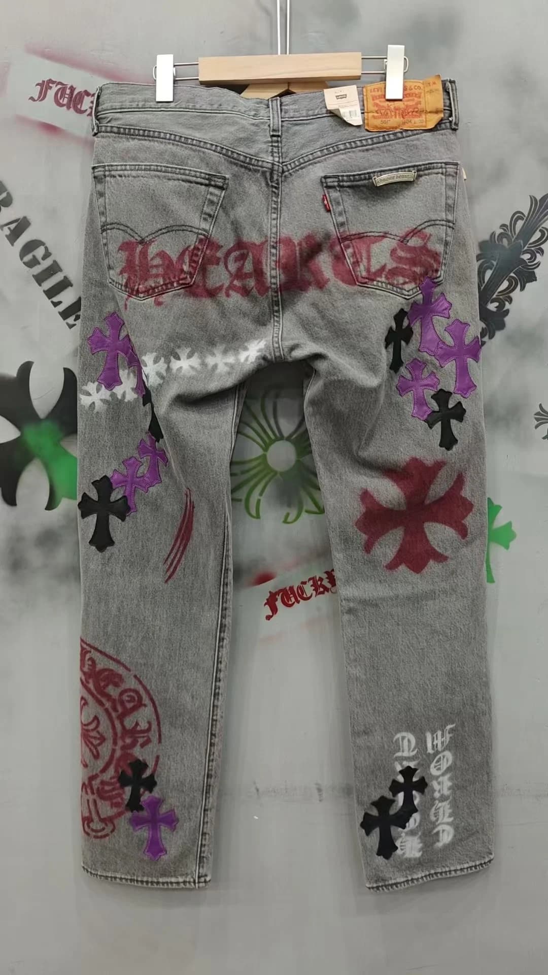 Серые джинсы Chrome Hearts x Levi's 501 с нашивками и принтами, вид сзади