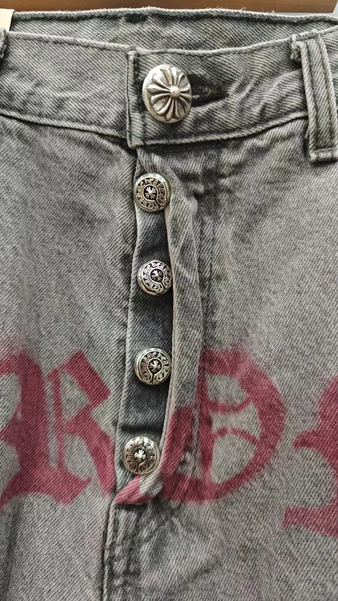 Металлическая застежка на пуговицах-болтах с фирменной гравировкой Chrome Hearts