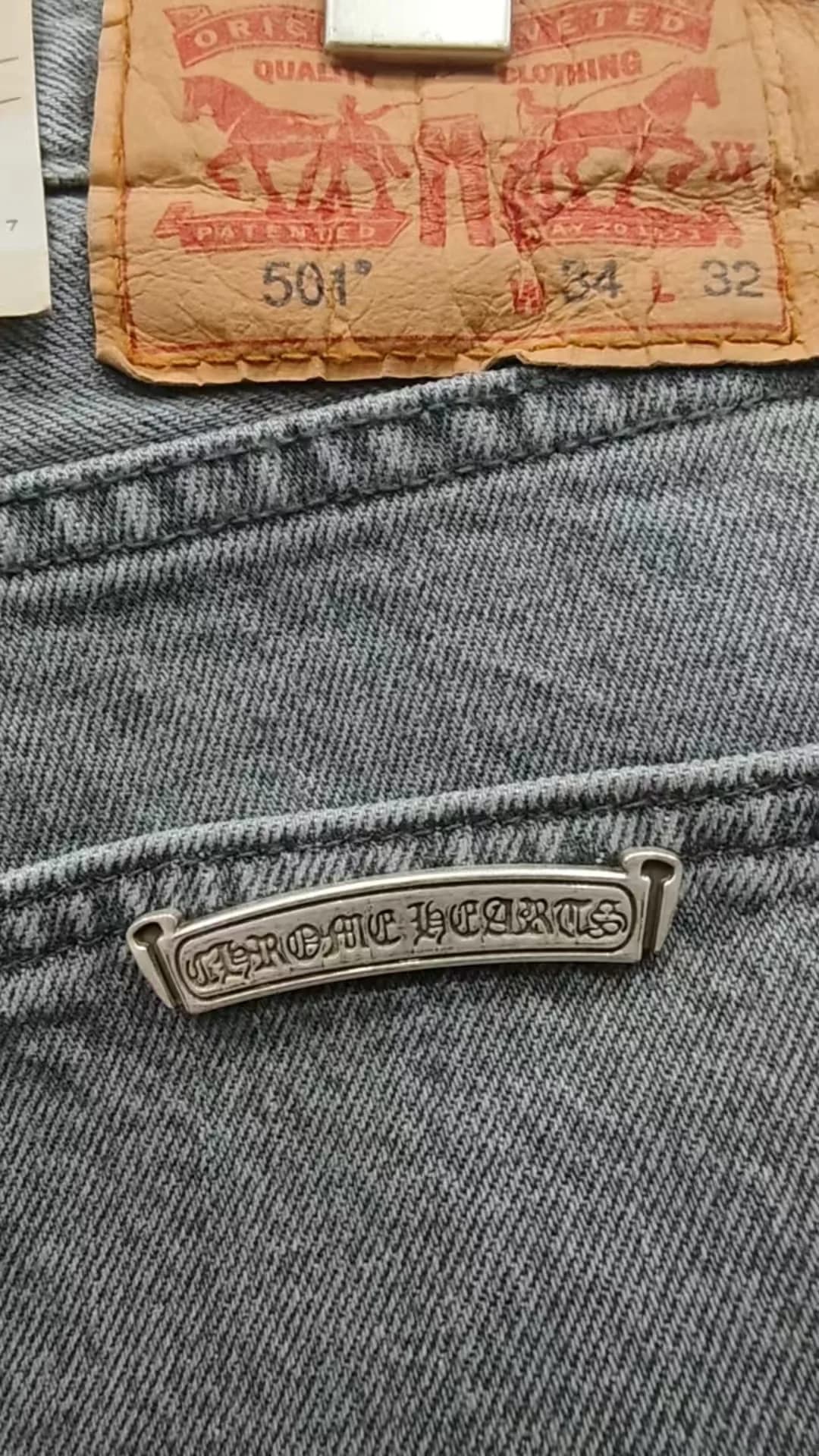Кожаный патч Levi's 501 и серебряная плашка Chrome Hearts на заднем кармане джинсов
