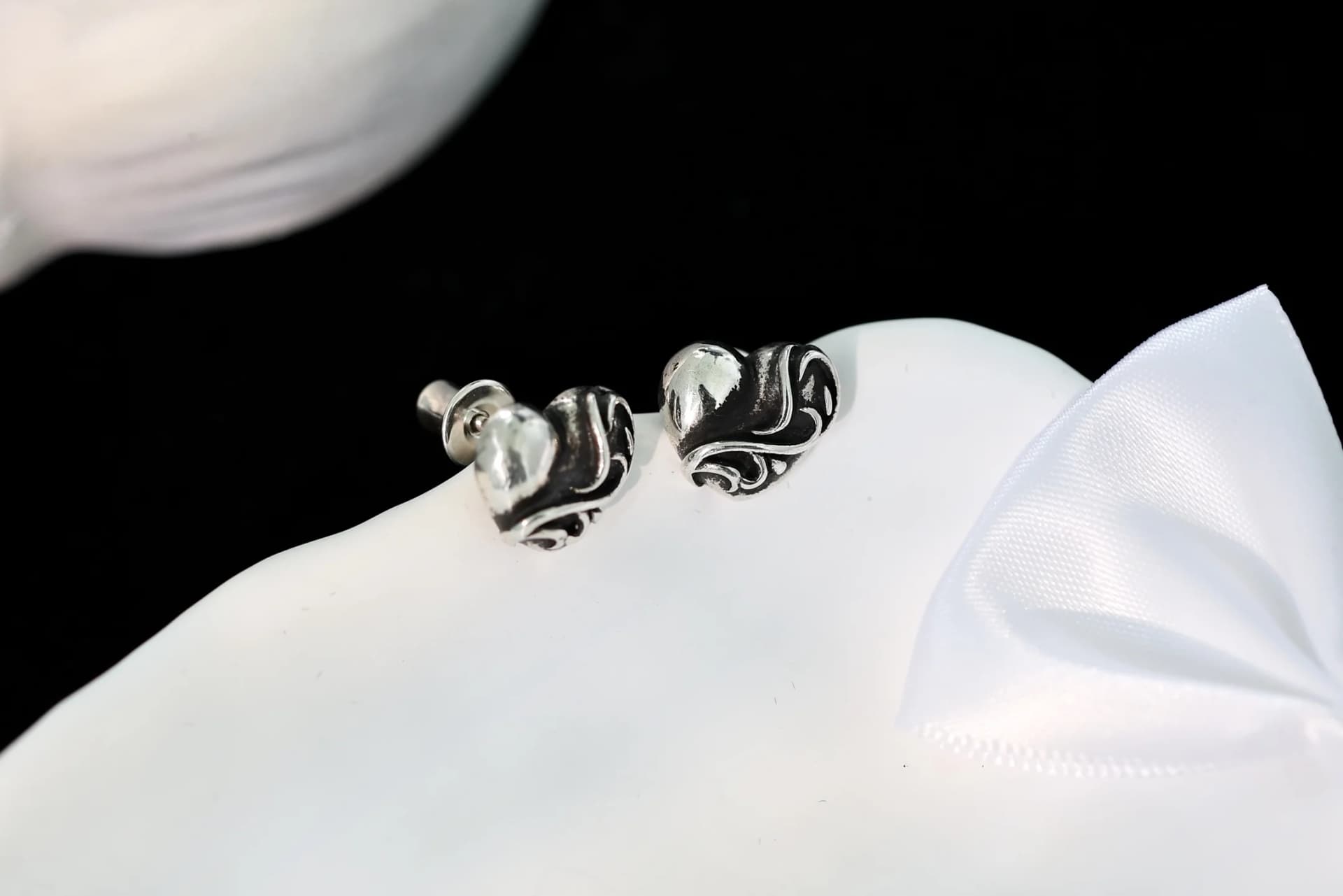 Серьги Chrome Hearts в форме сердца из серебра 925 пробы на белом фоне
