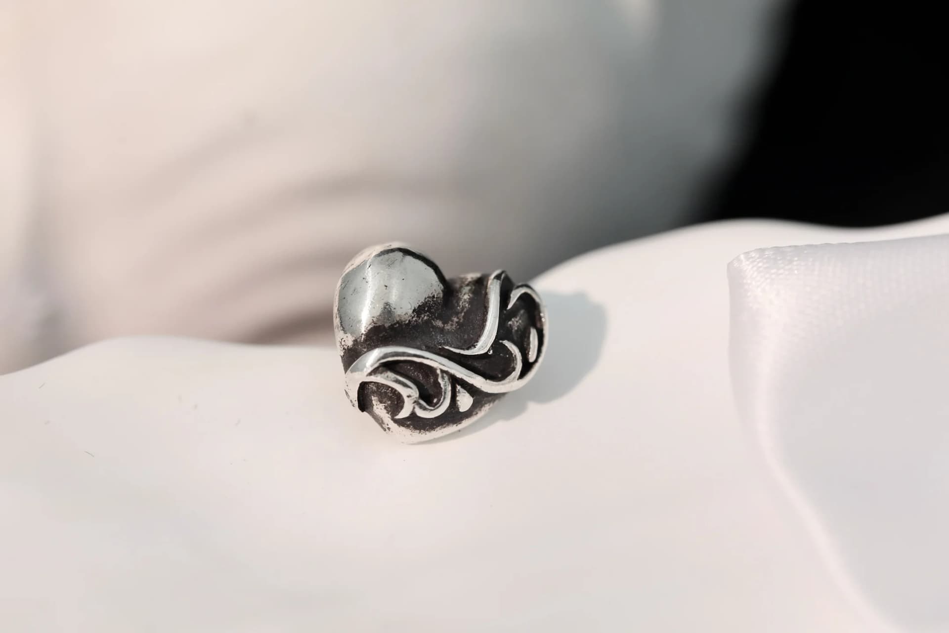 Фронтальный вид серьги Chrome Hearts с орнаментом в форме сердца