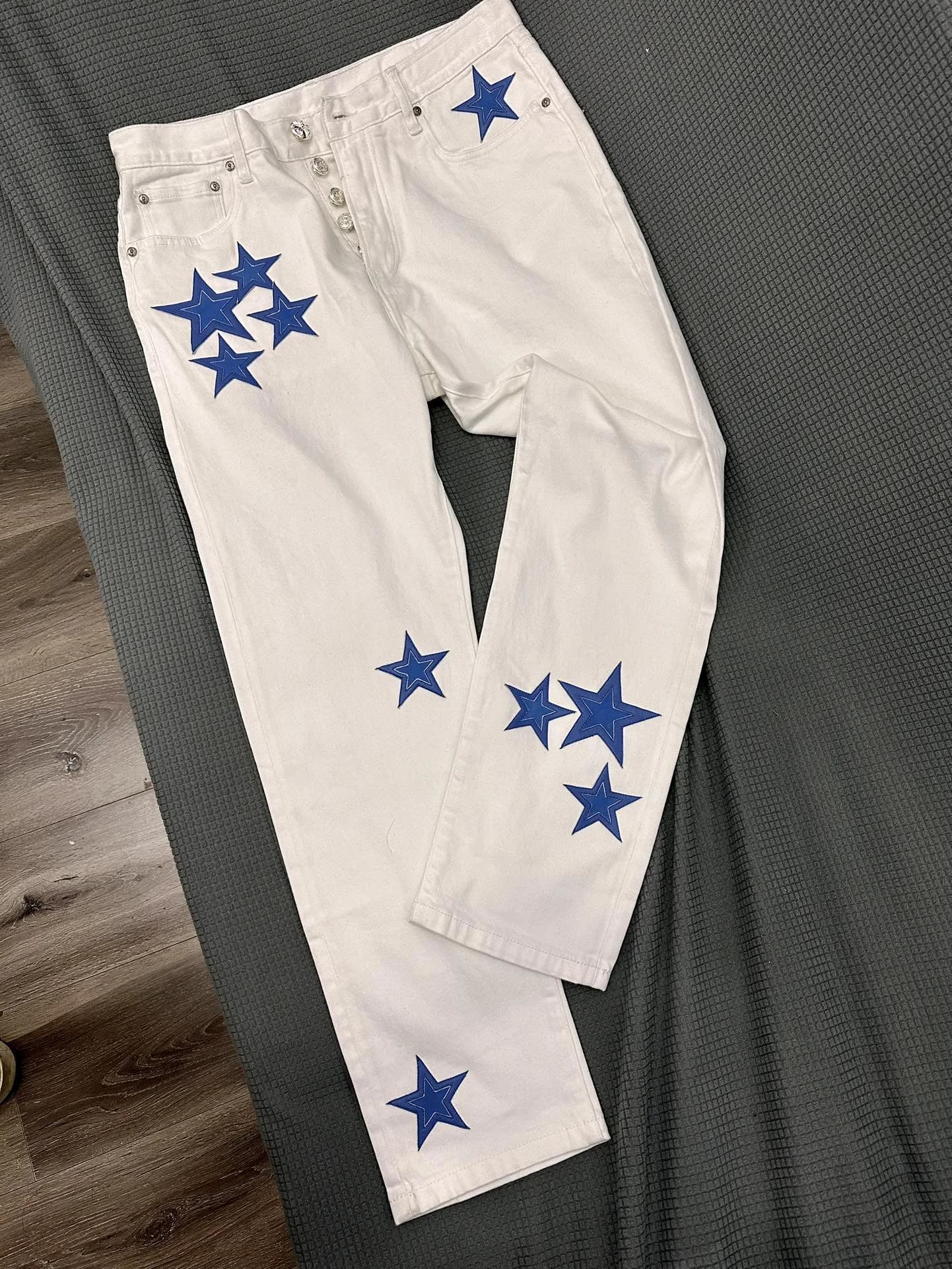 Белые джинсы Chrome Hearts x Levi's 501 Vintage с синими звездами, вид спереди