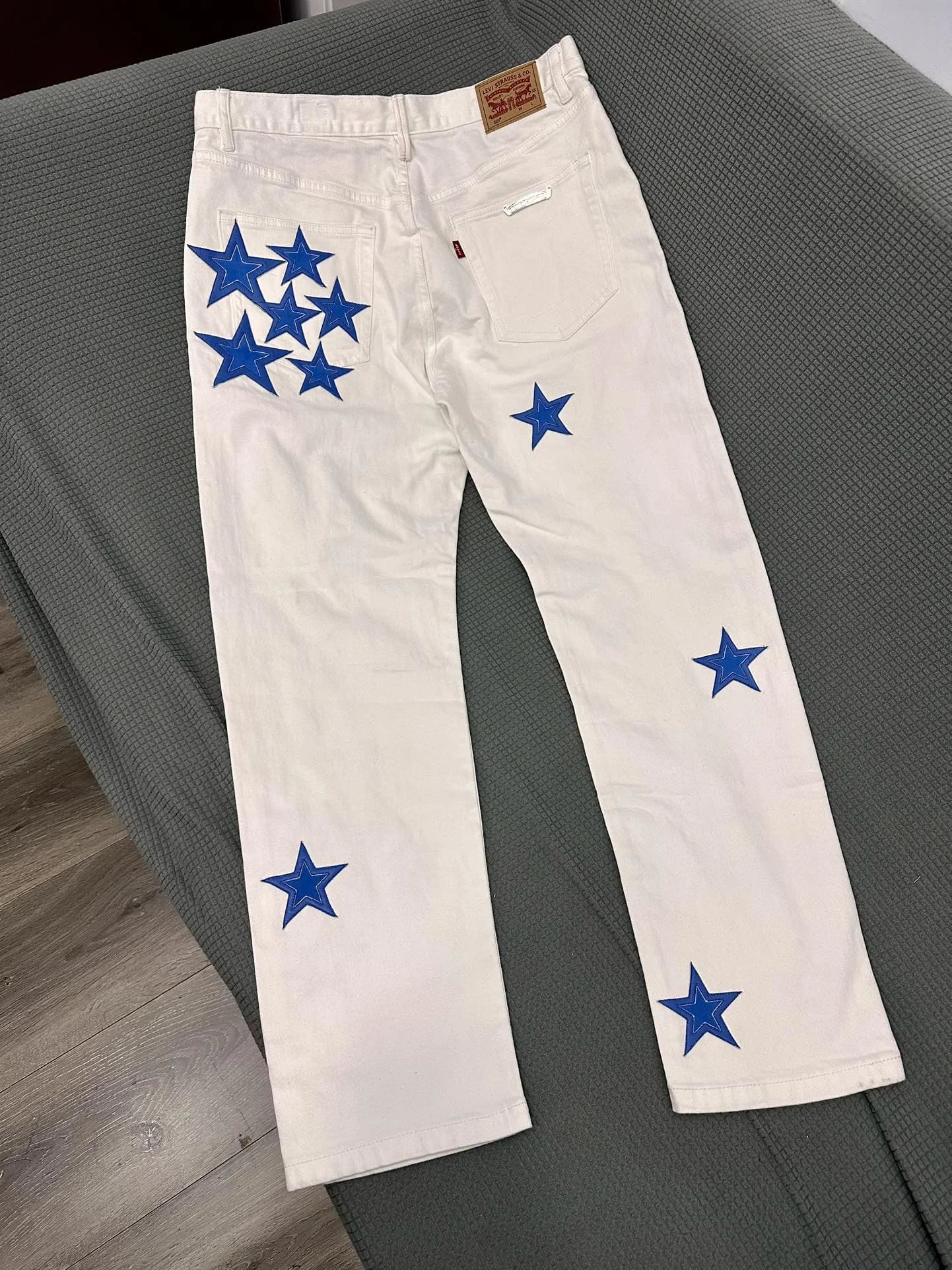 Белые джинсы Chrome Hearts x Levi's 501 Vintage с синими звездами, вид сзади