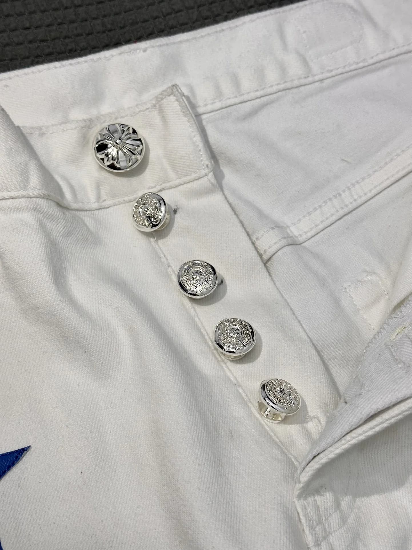 Серебряные пуговицы-болты на ширинке джинсов Chrome Hearts x Levi's 501 Vintage
