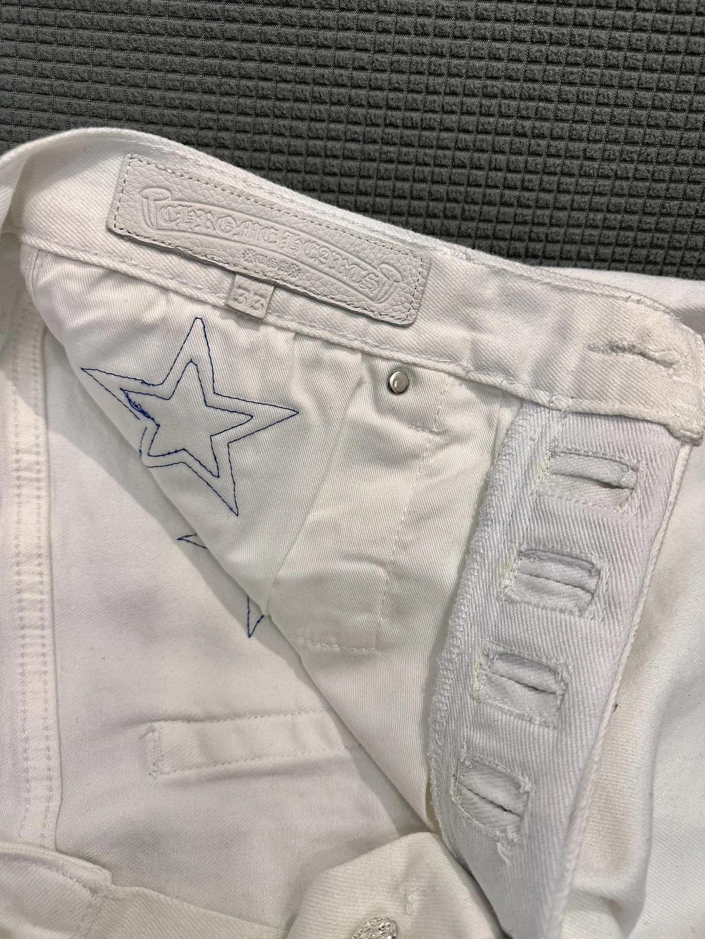 Внутренний брендинг Chrome Hearts на поясе джинсов