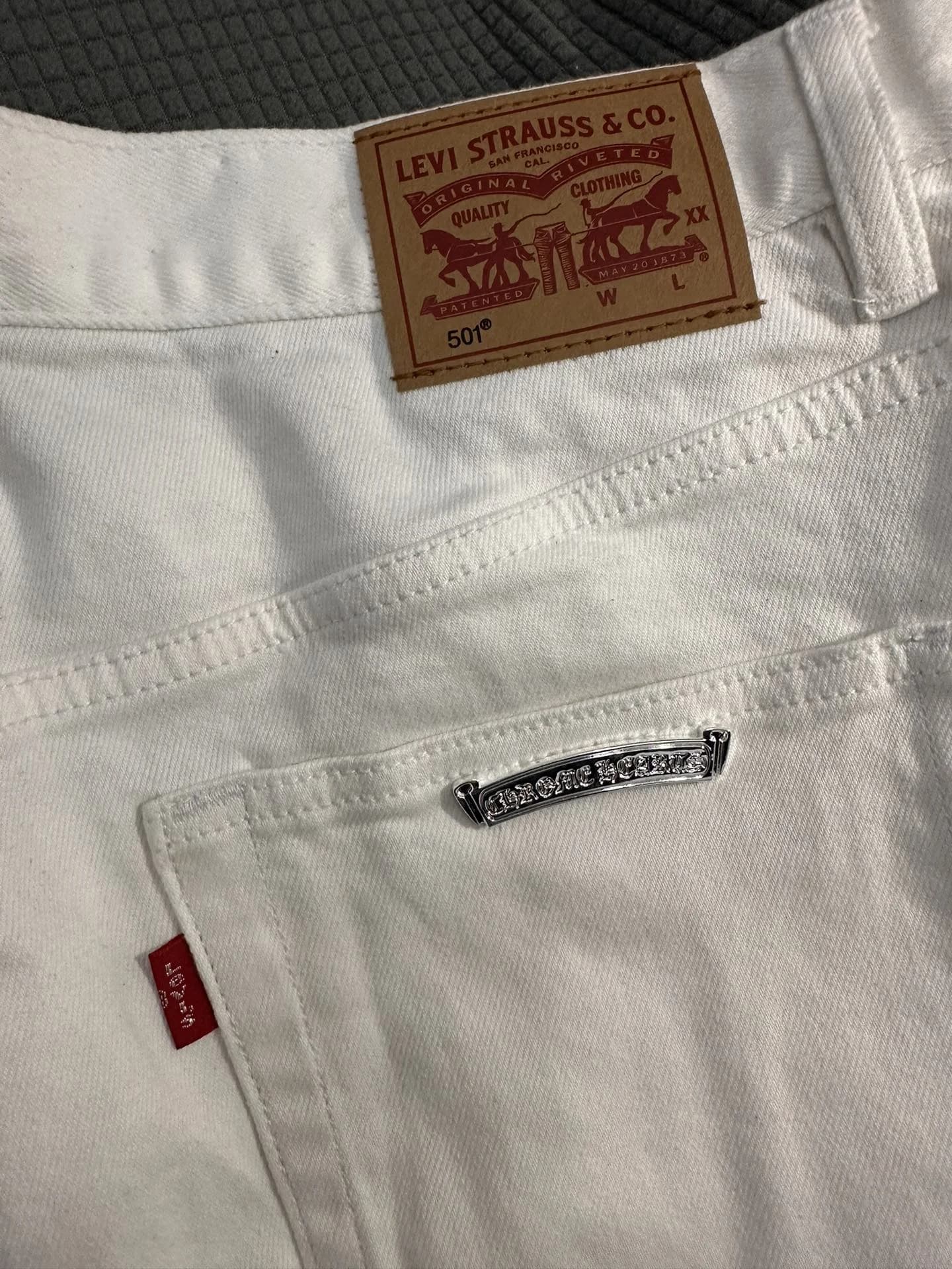 Кожаный патч Levi's 501 и серебряная плашка Chrome Hearts на заднем кармане