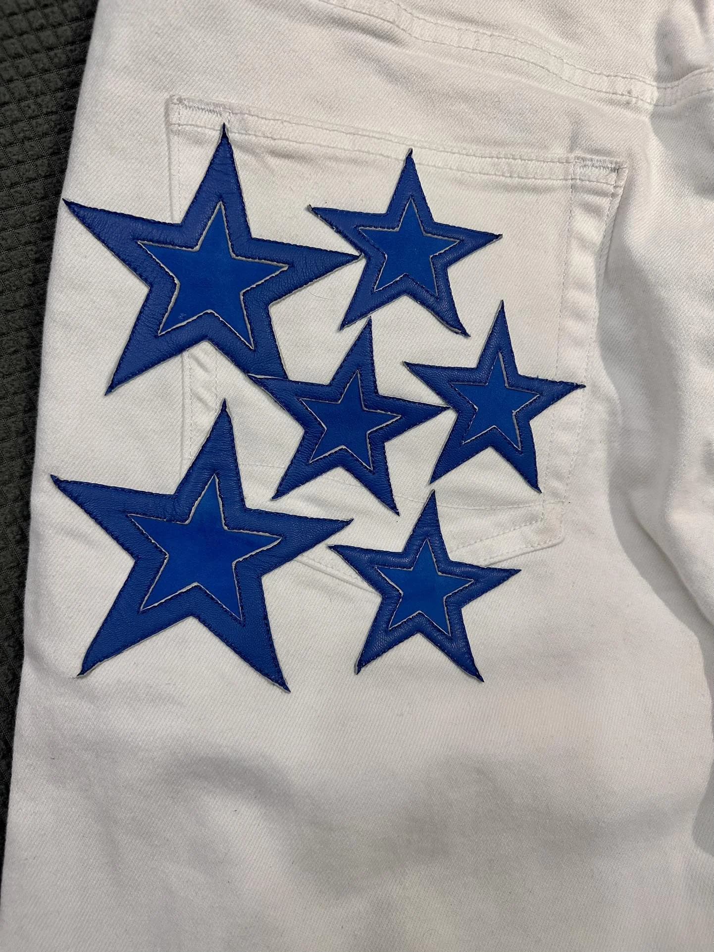 Синие кожаные нашивки-звезды на заднем кармане джинсов Chrome Hearts x Levi's 501 Vintage