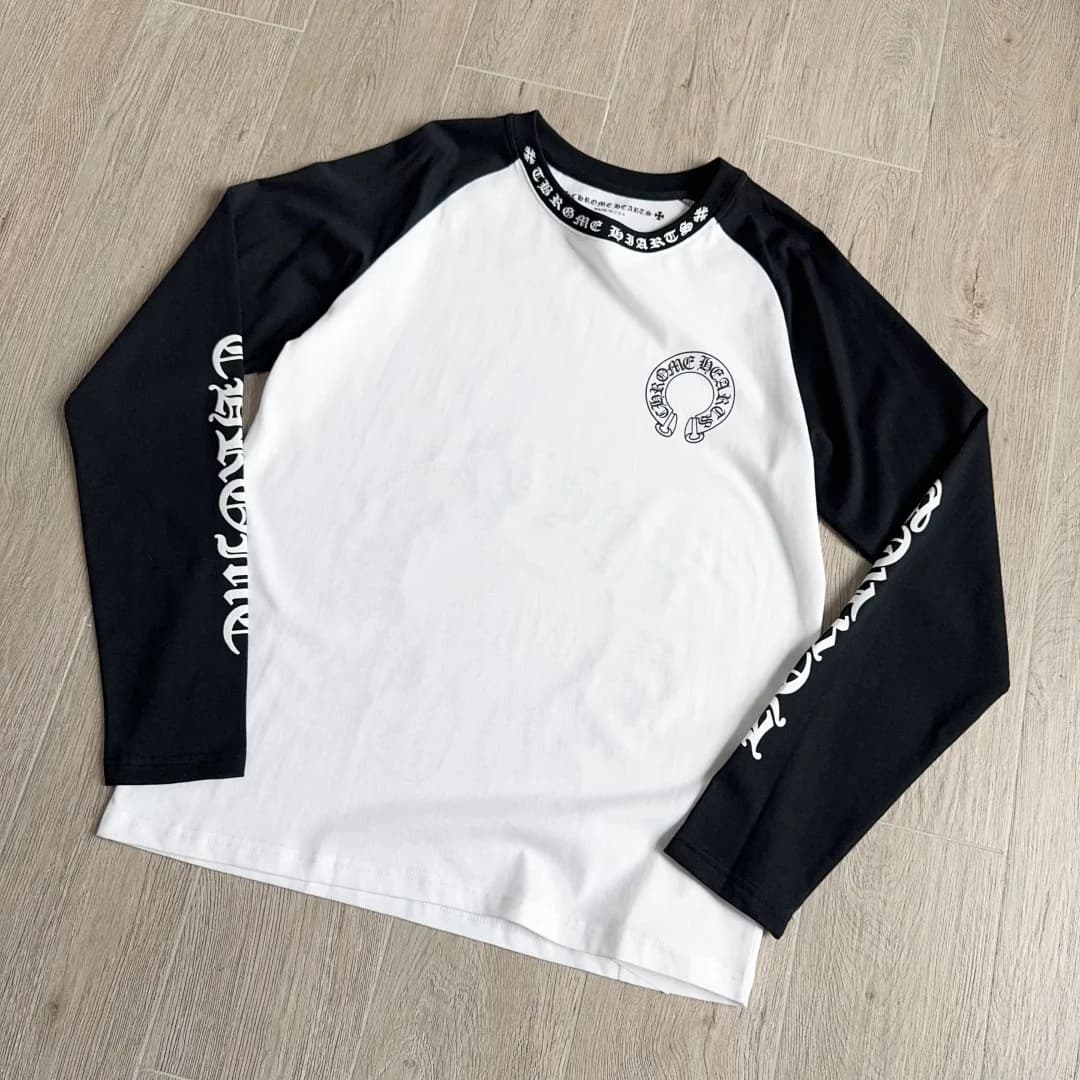 Лонгслив Chrome Hearts с черными рукавами реглан, вид спереди под углом