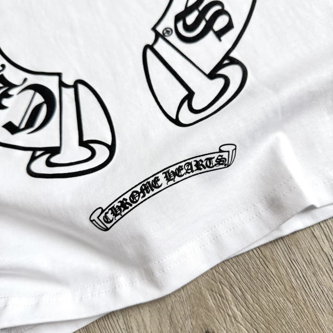 Деталь принта в нижней части спины лонгслива Chrome Hearts