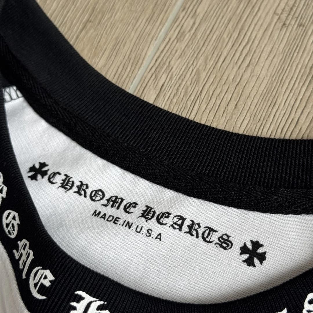 Деталь воротника лонгслива Chrome Hearts с фирменным ярлыком