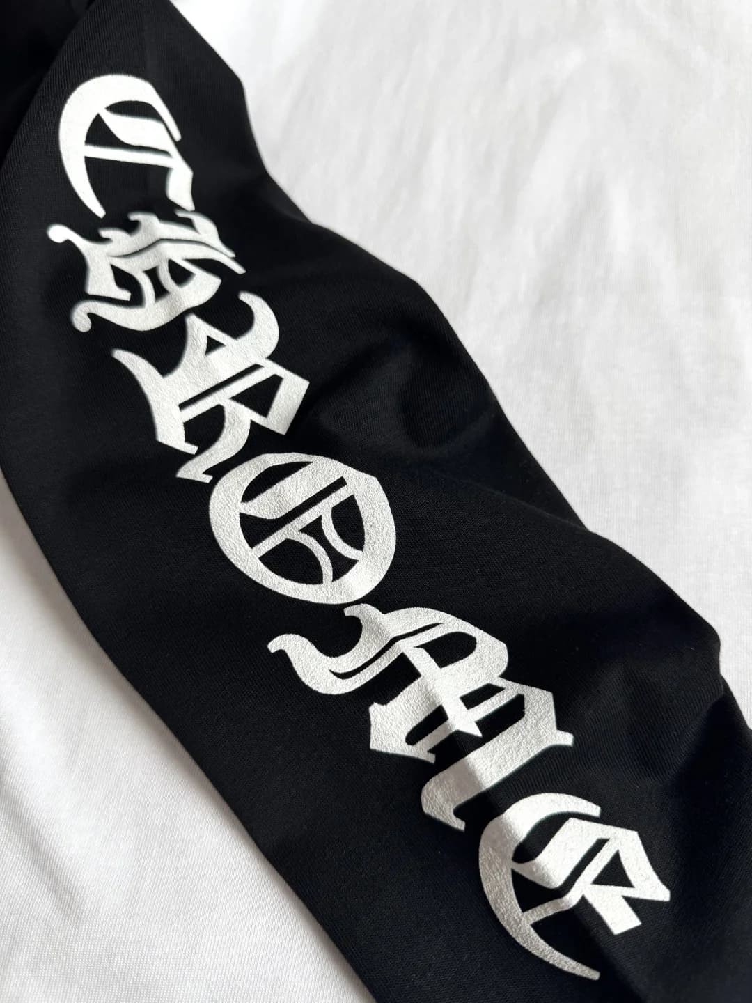 Принт с готическим шрифтом на рукаве лонгслива Chrome Hearts