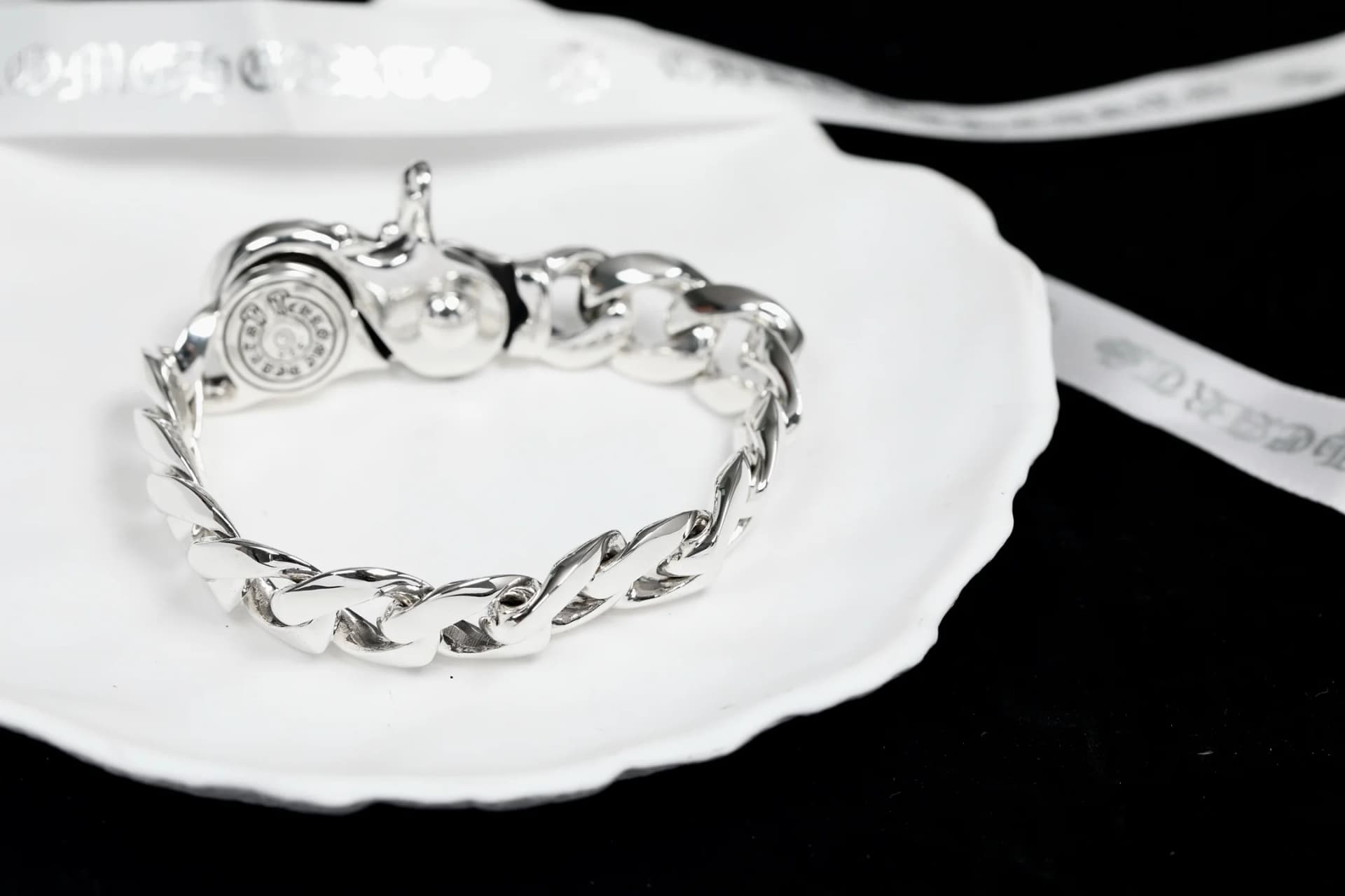 Серебряный браслет Chrome Hearts на декоративной белой подставке