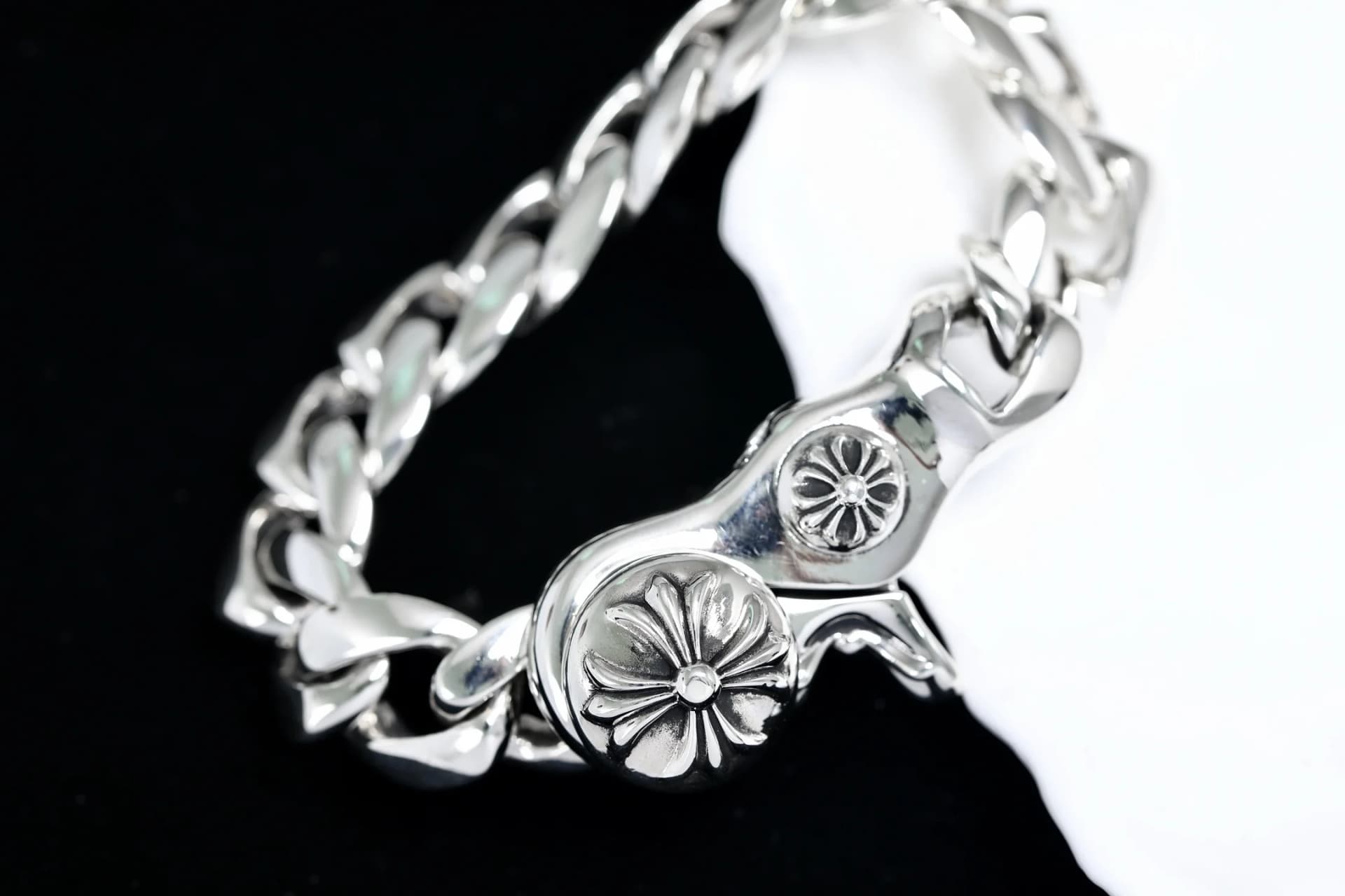 Детали плетения и гравировки замка браслета Chrome Hearts