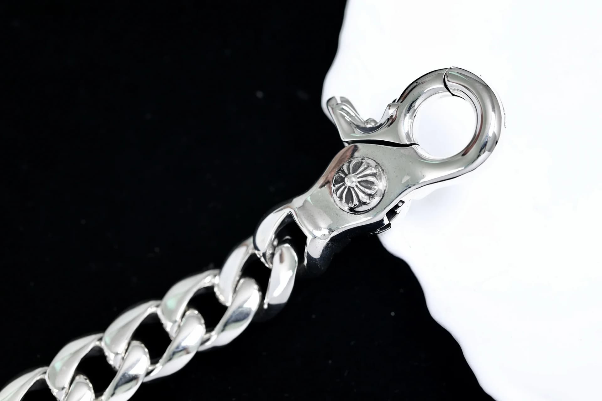 Карабин браслета Chrome Hearts с гравировкой креста