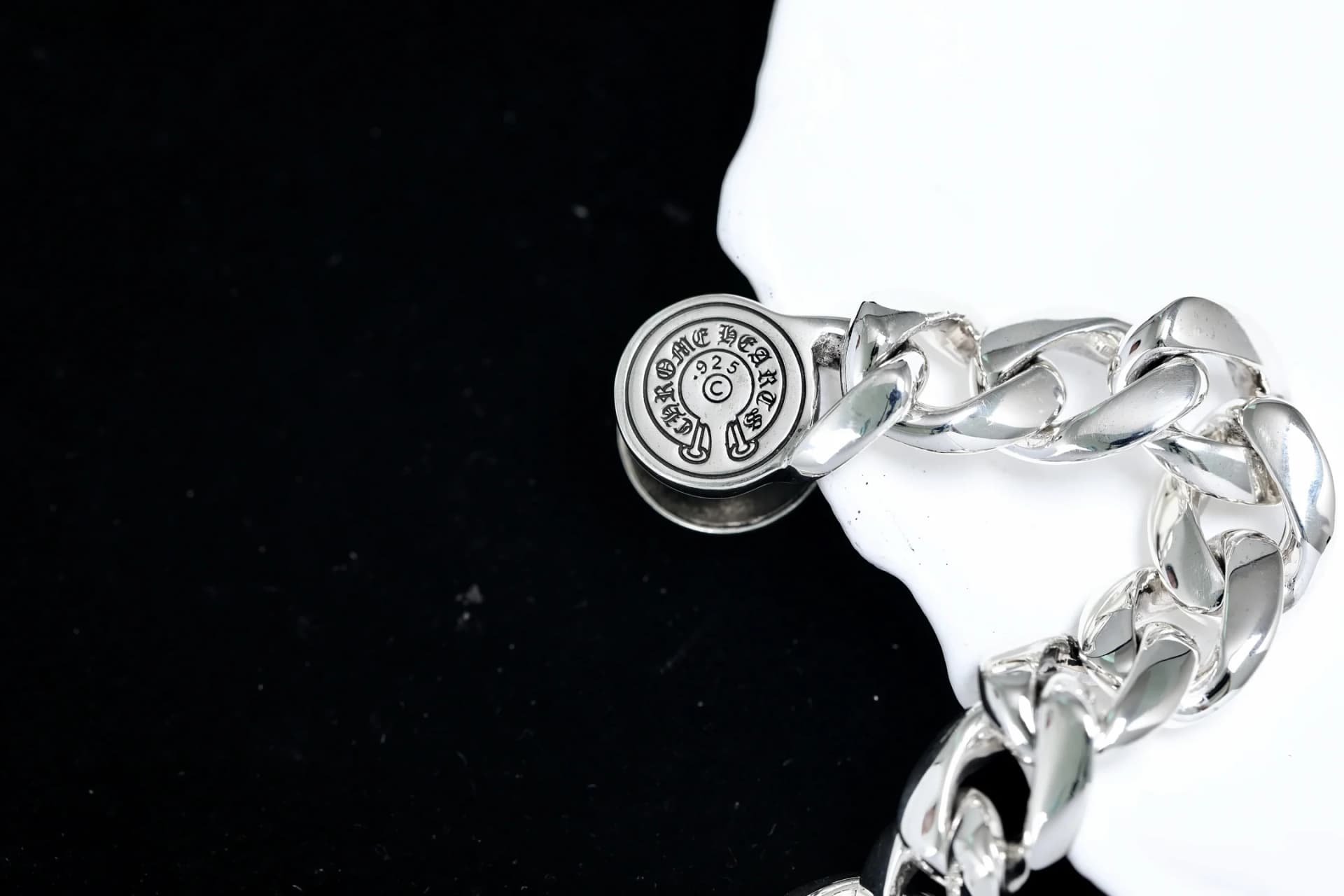 Концевой круглый элемент браслета Chrome Hearts с фирменным клеймом