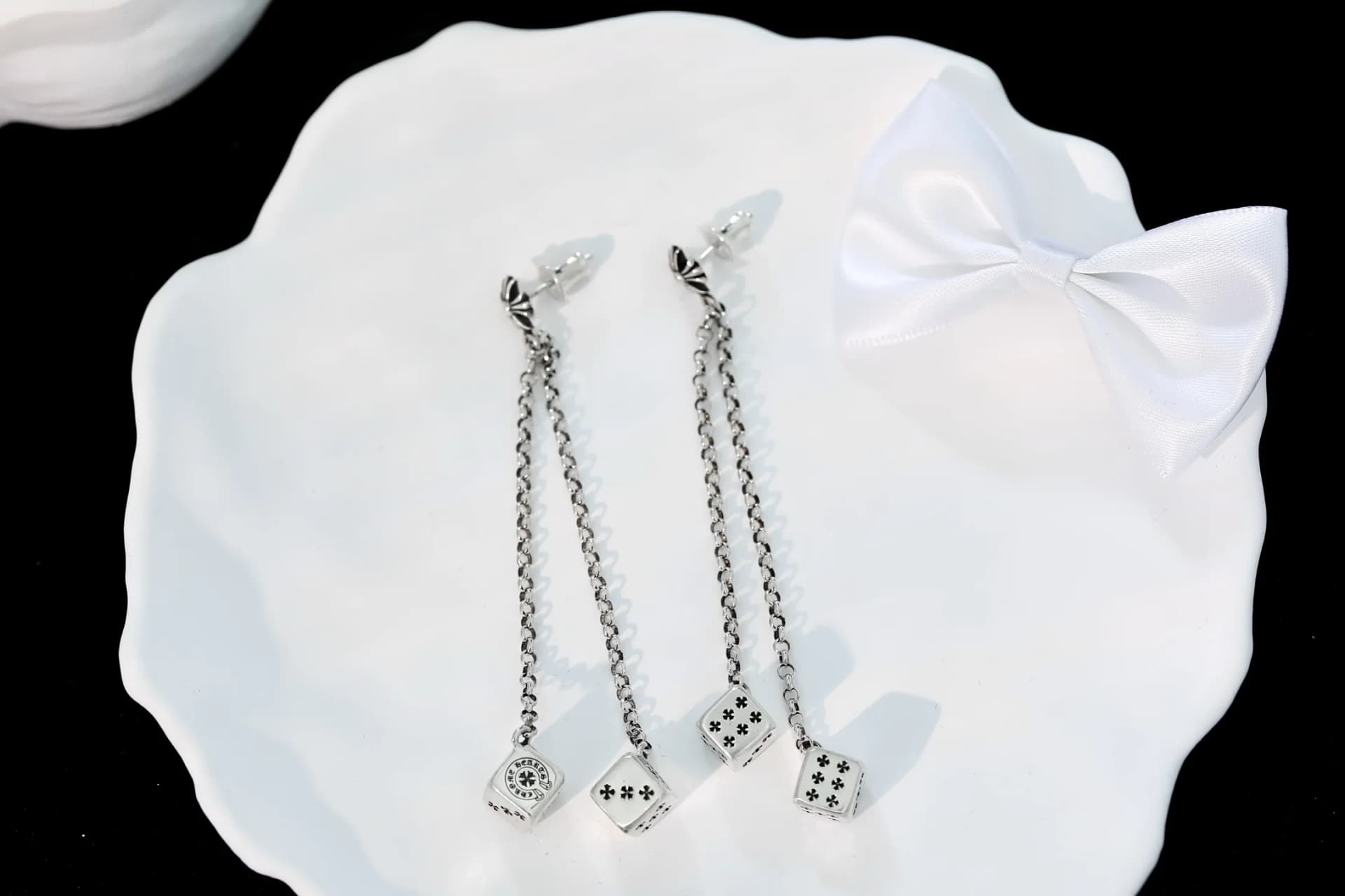 Длинные серьги Chrome Hearts с цепочками и кубиками, вид сзади с застежками