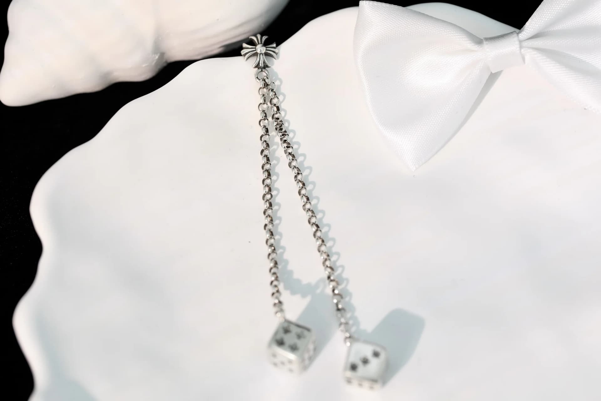 Серьга Chrome Hearts с двумя подвесками-цепями и кубиками на тарелке