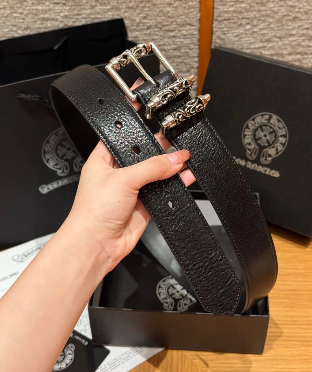 Демонстрация черного кожаного ремня Chrome Hearts с акцентной пряжкой