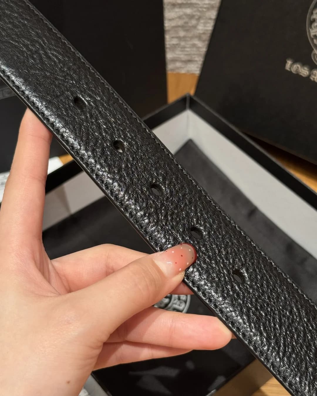 Фактура черной зернистой кожи и отверстия регулировки ремня Chrome Hearts