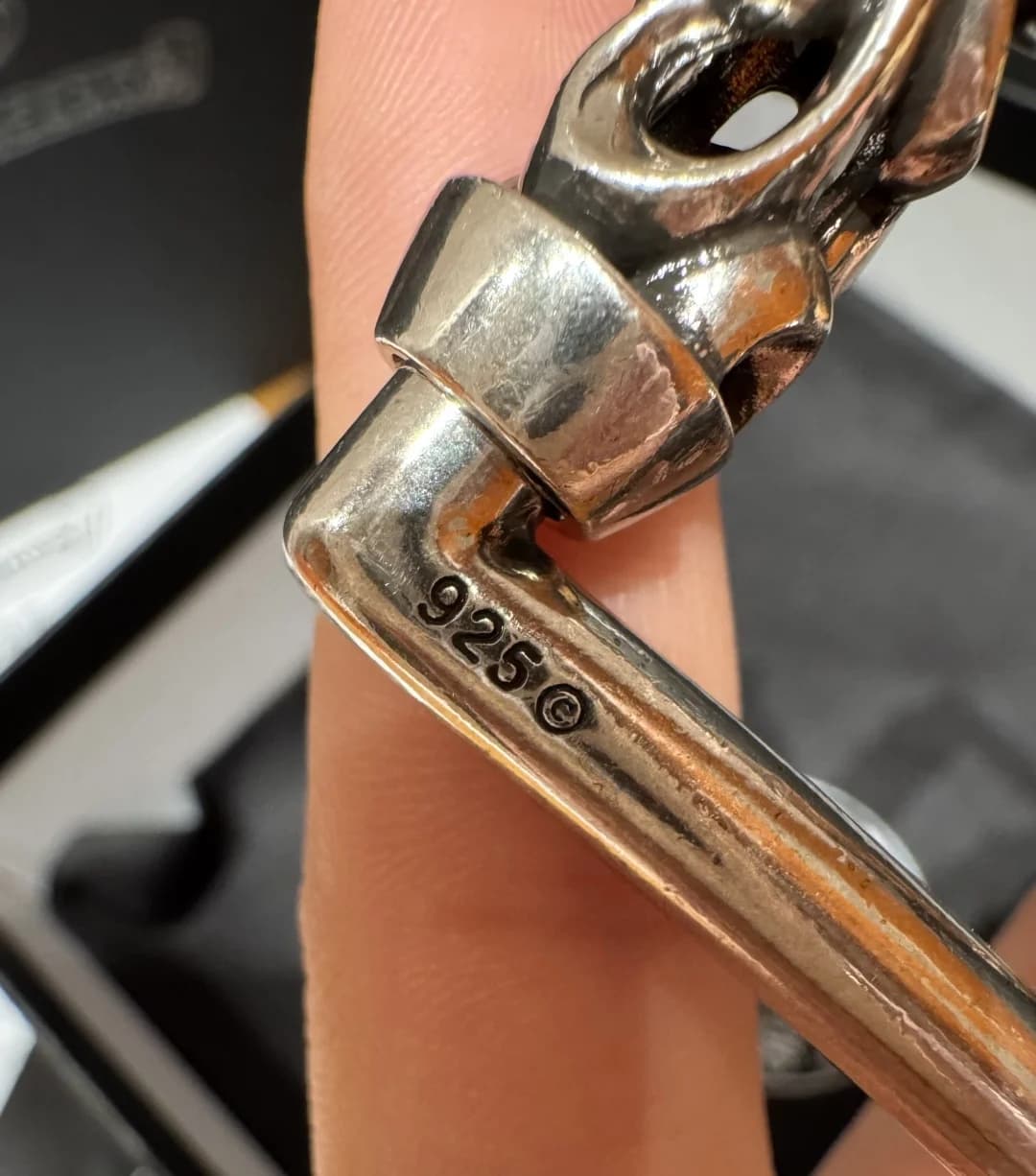 Клеймо пробы 925 на серебряной пряжке ремня Chrome Hearts