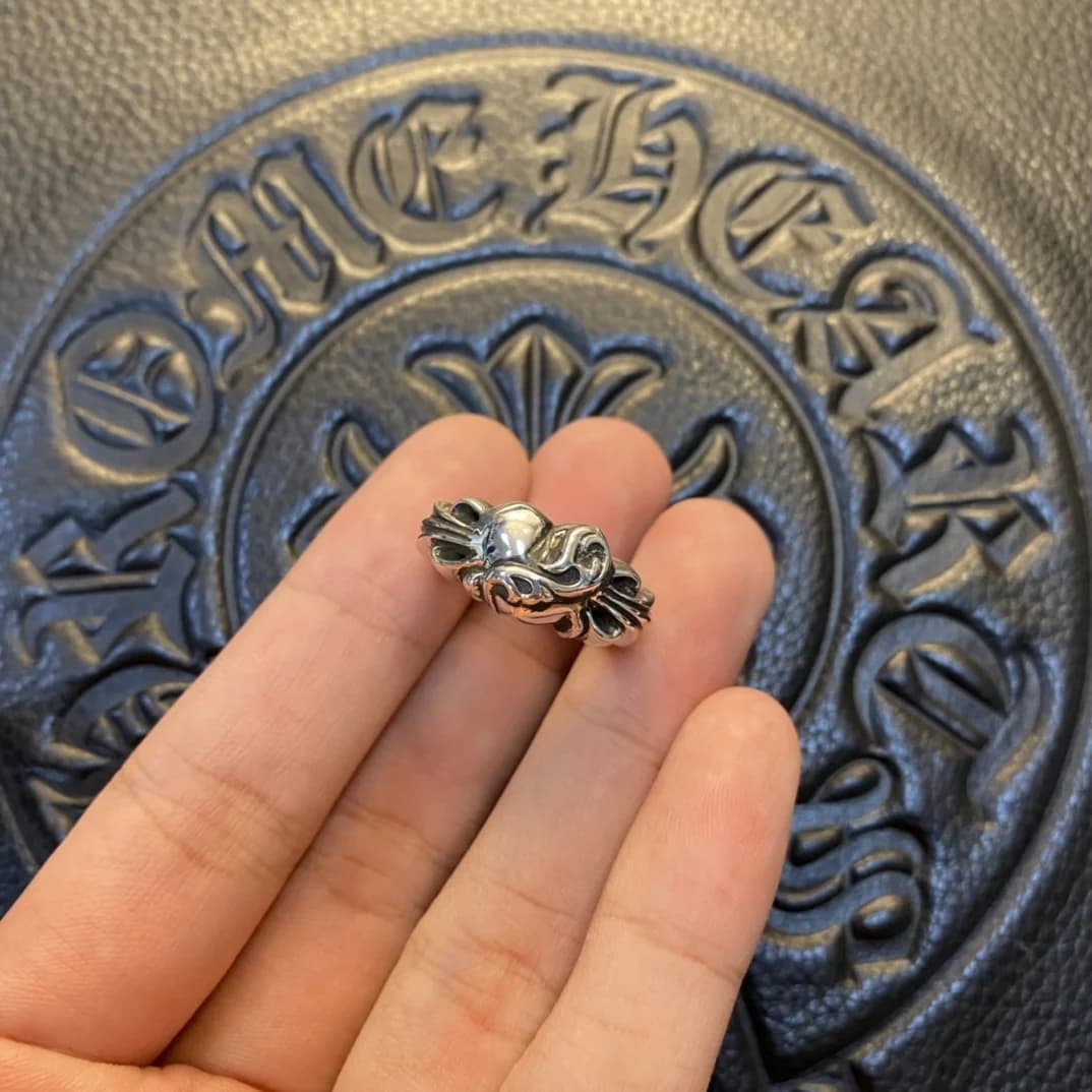 Серебряное кольцо Chrome Hearts Floral Heart на ладони, вид сверху