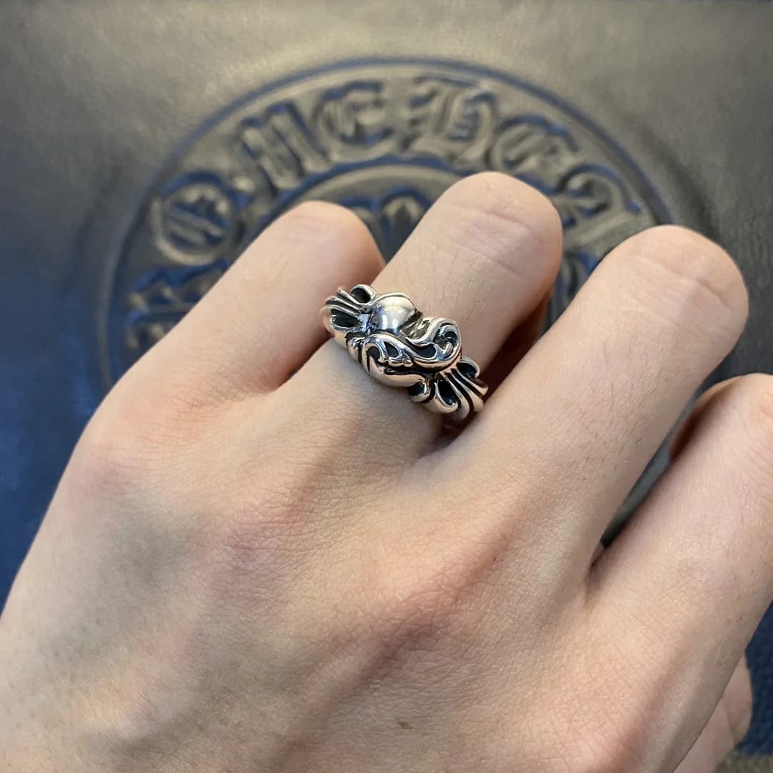 Серебряное кольцо Chrome Hearts Floral Heart на пальце руки