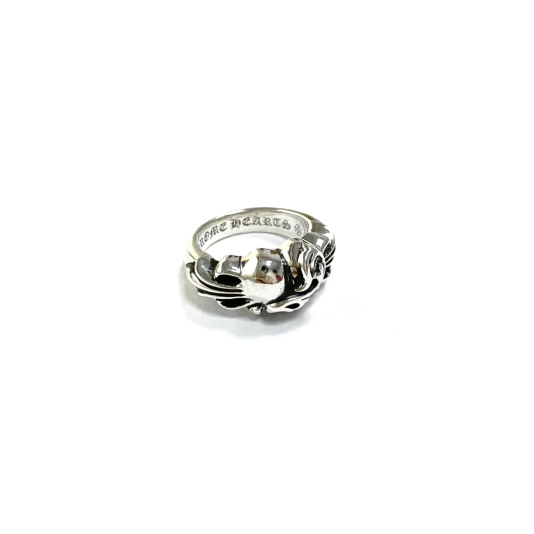 Кольцо Chrome Hearts Floral Heart из серебра 925 пробы на белом фоне