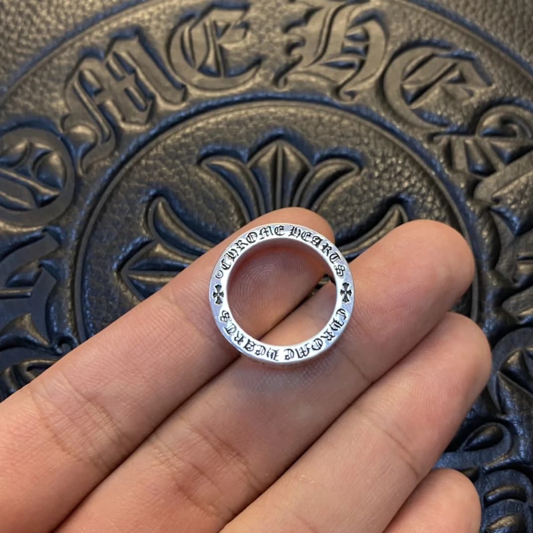 Торец серебряного кольца с круговой гравировкой Chrome Hearts
