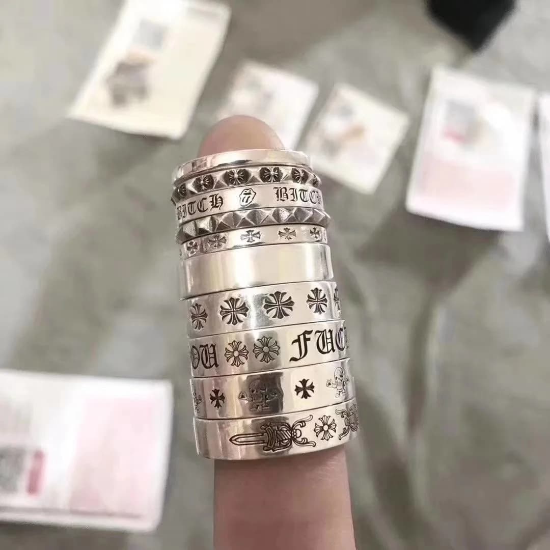 Сет из серебряных колец и спейсеров, надетых на палец