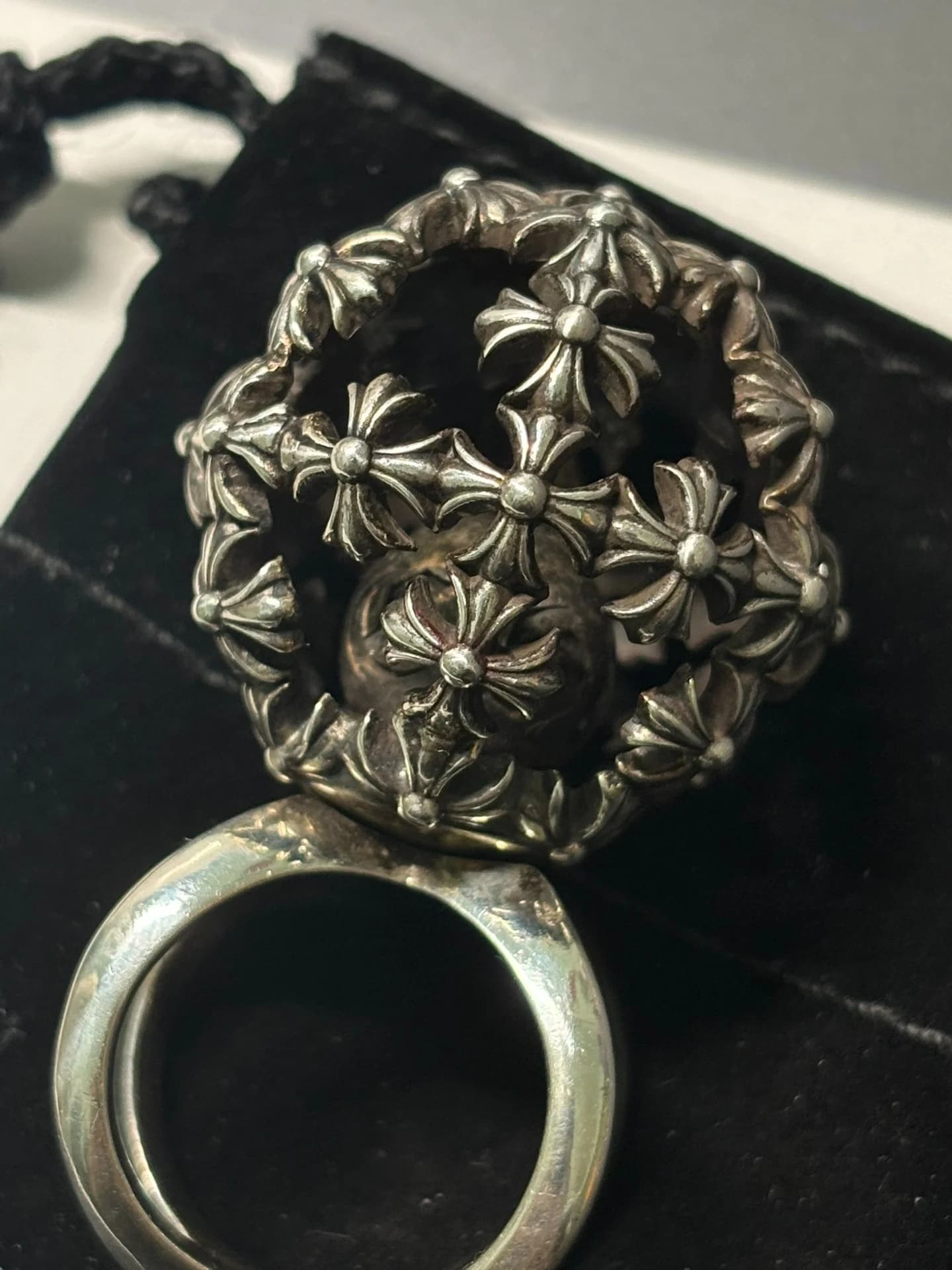 Крупный план кольца Chrome Hearts с объемным шаром из крестов