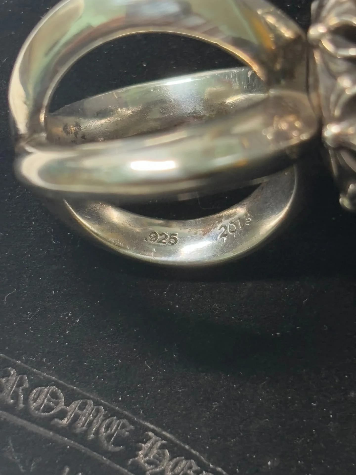 Гравировка пробы 925 на внутренней стороне шинки кольца Chrome Hearts
