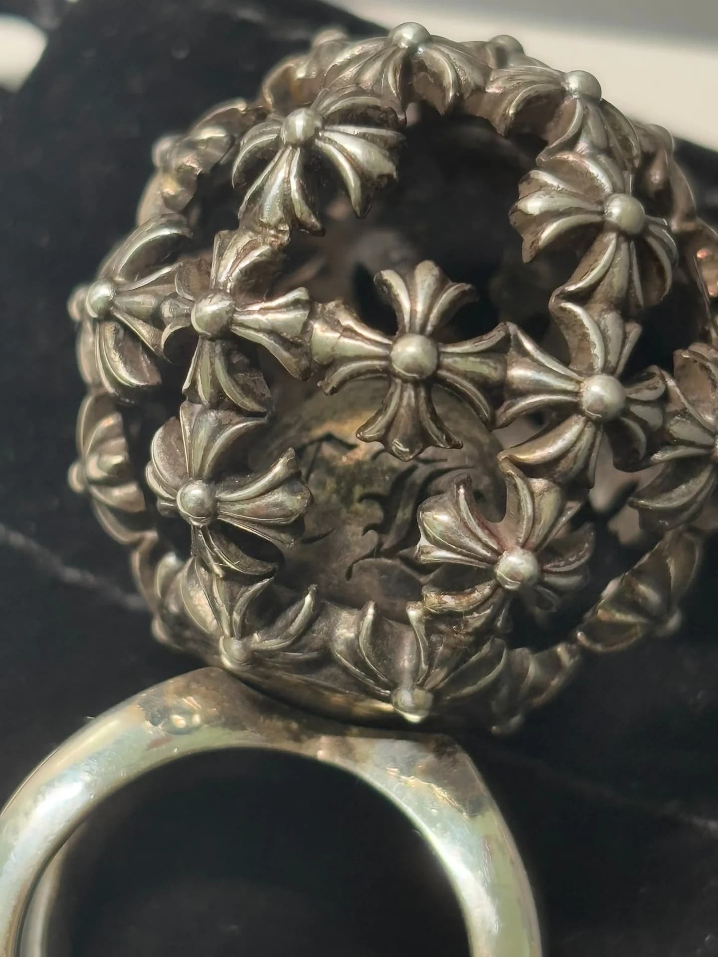 Вид сверху на подвижную сферу из готических крестов кольца Chrome Hearts