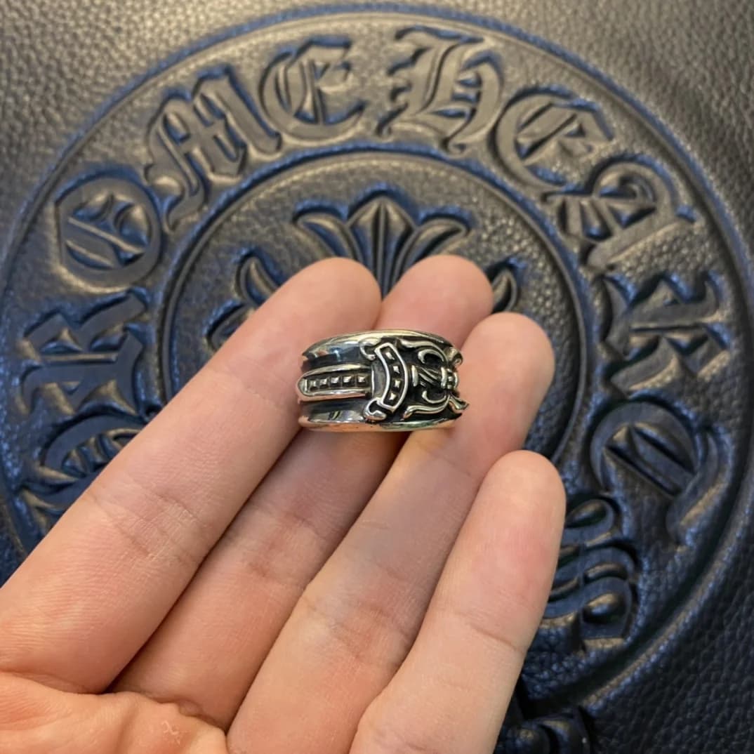Серебряное кольцо Chrome Hearts Dagger в руке