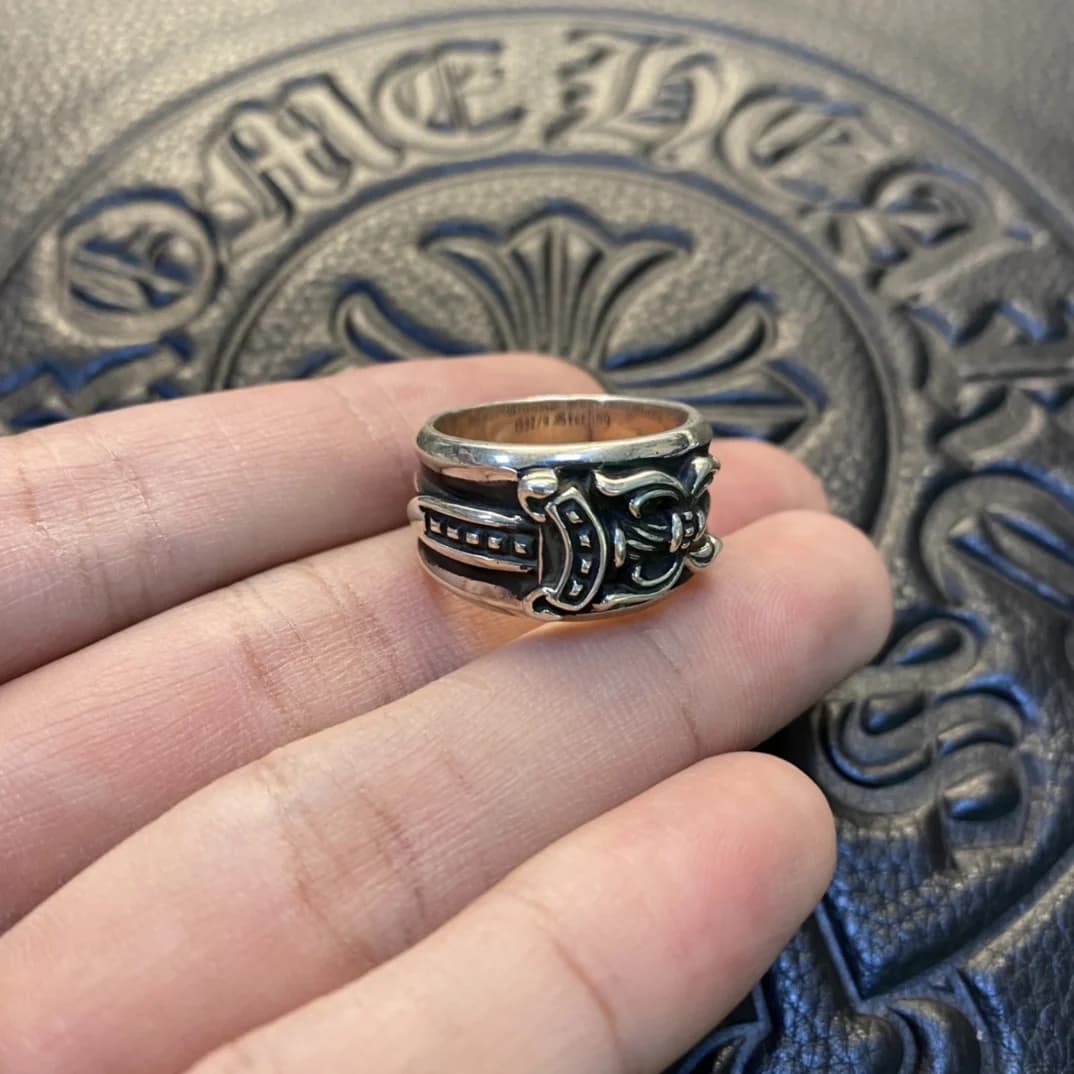 Кольцо Chrome Hearts Dagger крупным планом с рельефом кинжала