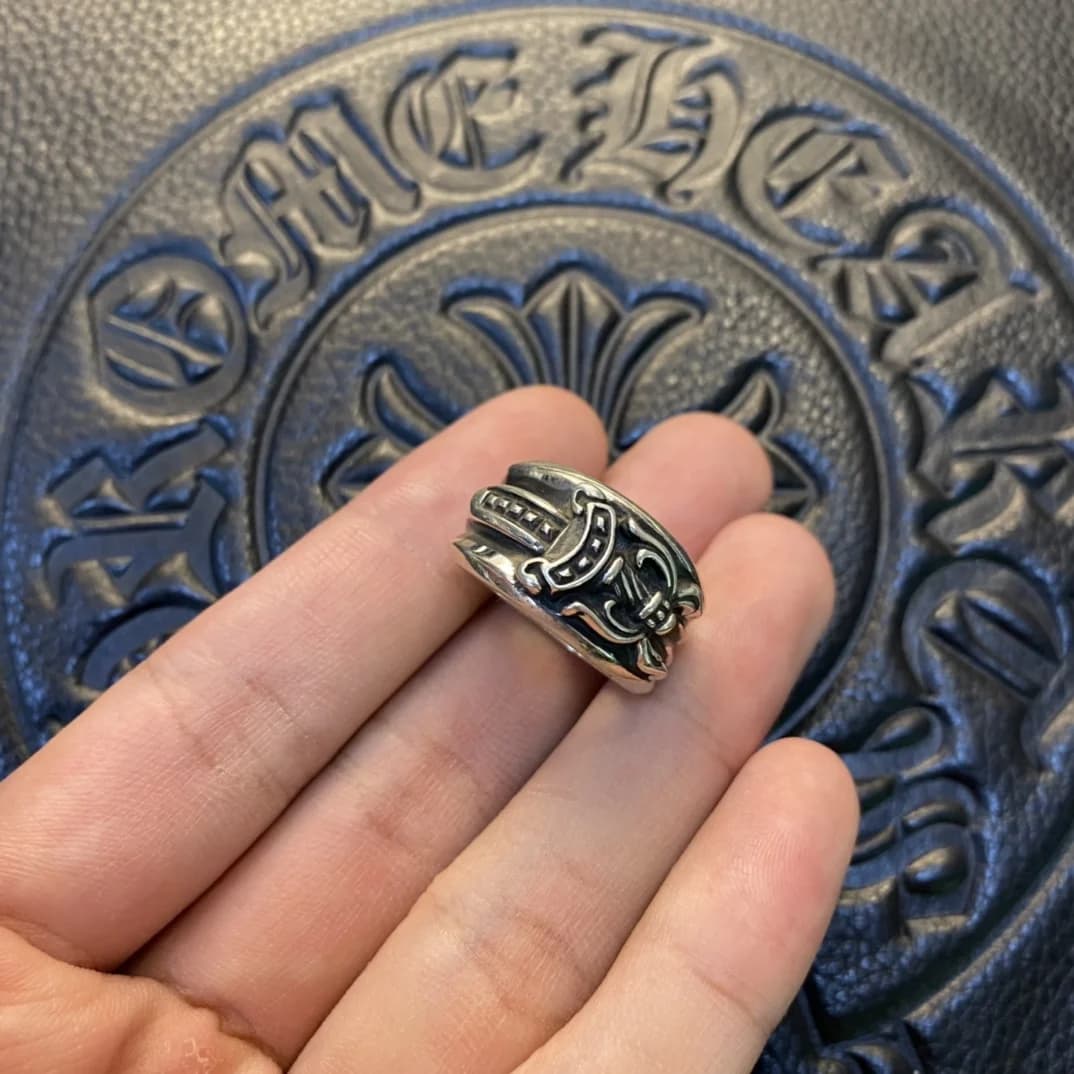 Кольцо Chrome Hearts Dagger из черненого серебра 925 пробы под углом