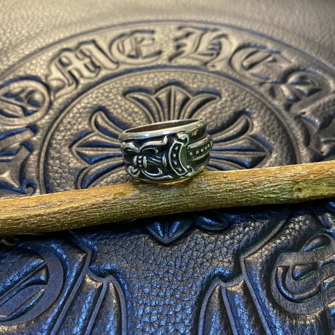 Кольцо Chrome Hearts Dagger на деревянной ветке на кожаном фоне