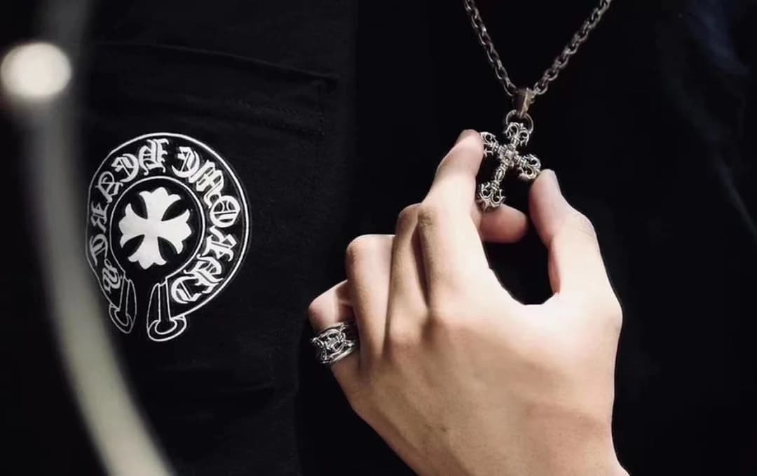 Кольцо Chrome Hearts Dagger и кулон на шее в стилизованном образе