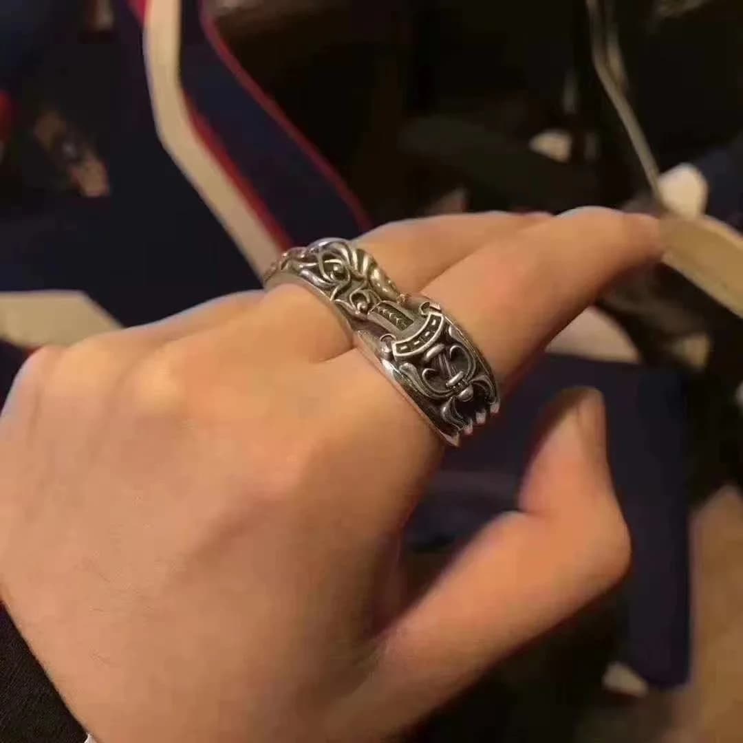 Кольцо Chrome Hearts Dagger на указательном пальце крупным планом