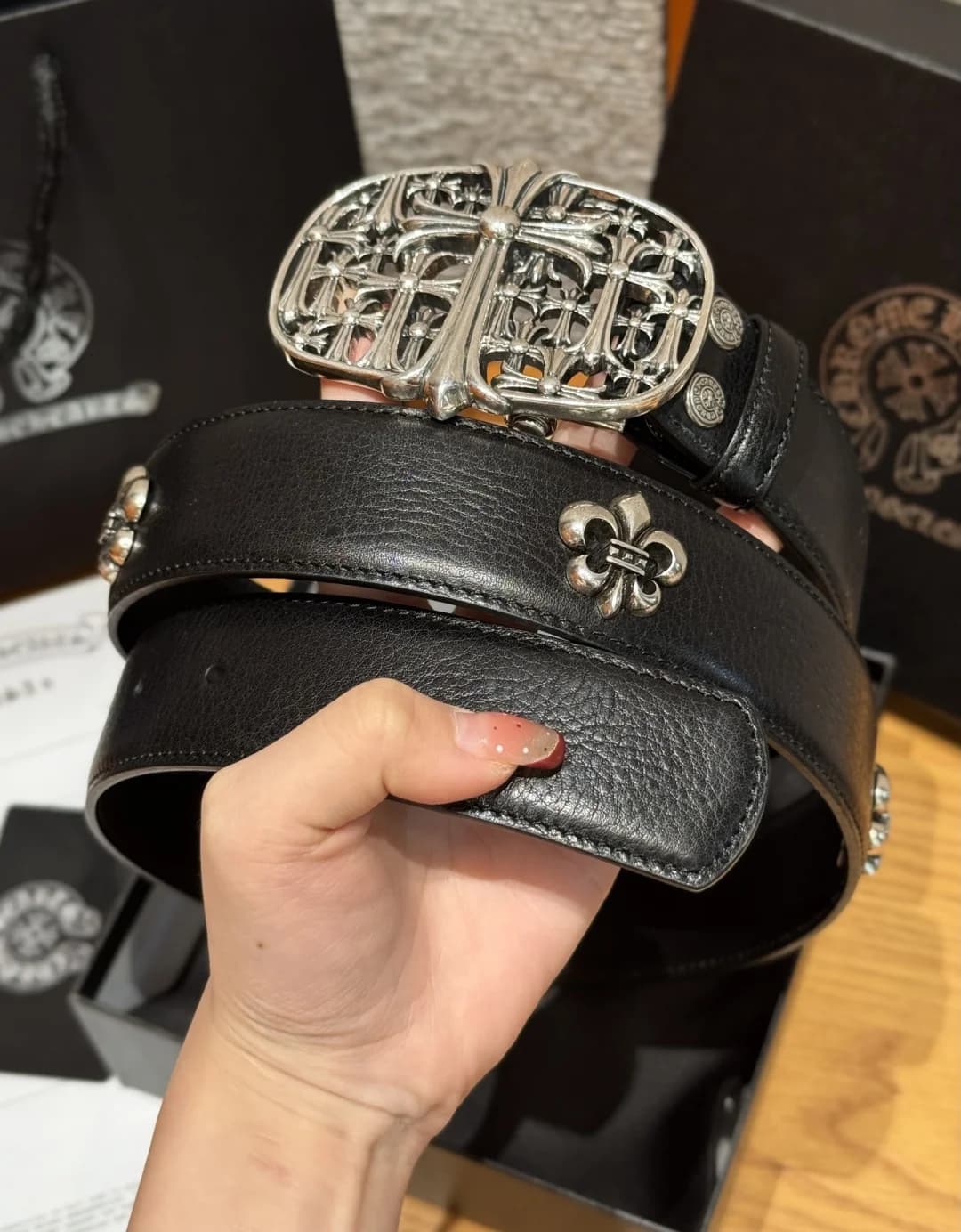 Свернутый кожаный ремень Chrome Hearts с серебристой пряжкой и заклепкой