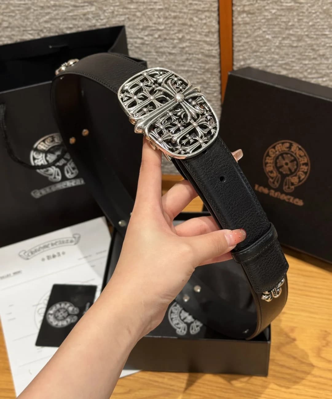 Черный кожаный ремень Chrome Hearts с ажурной металлической пряжкой