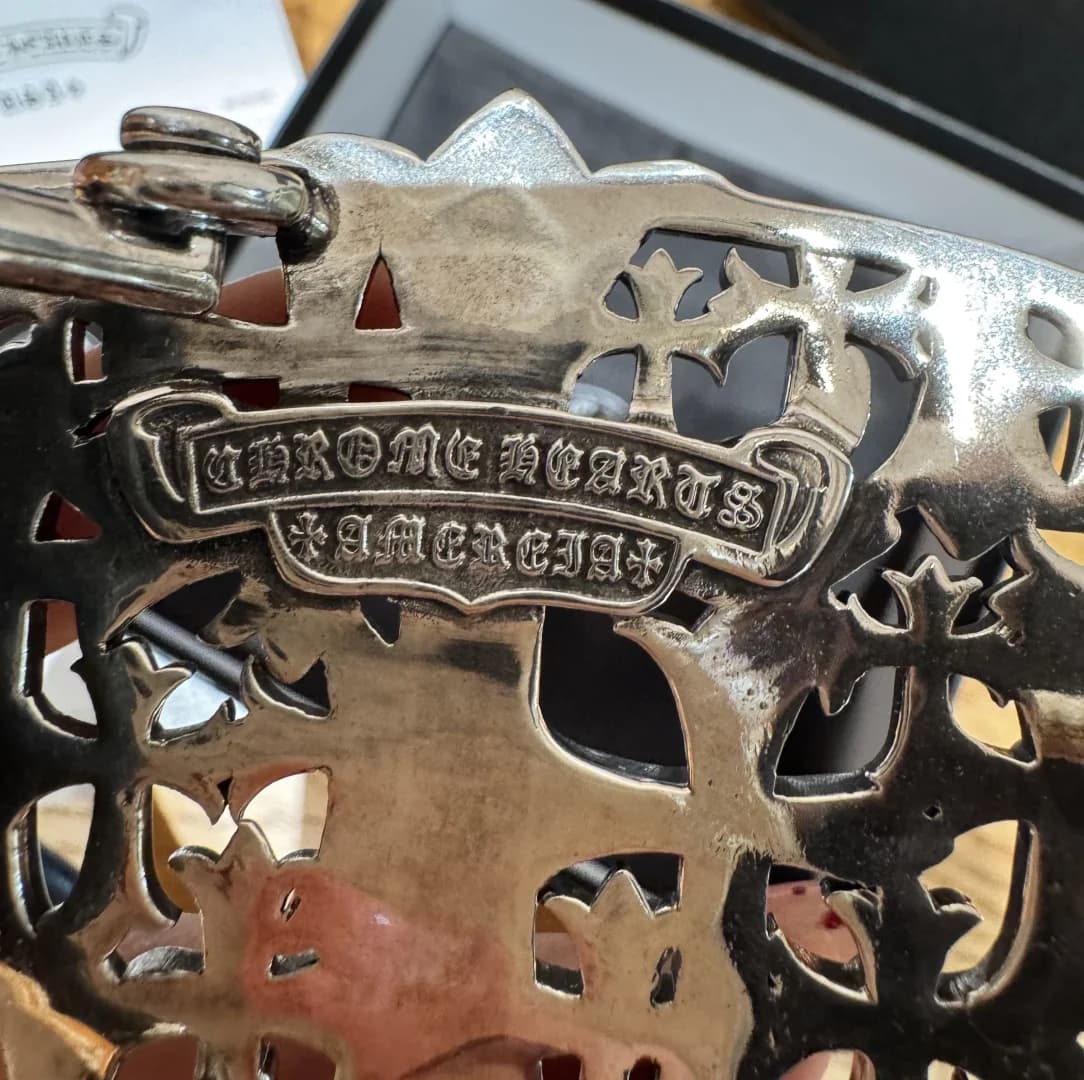 Гравировка бренда на обратной стороне резной пряжки Chrome Hearts