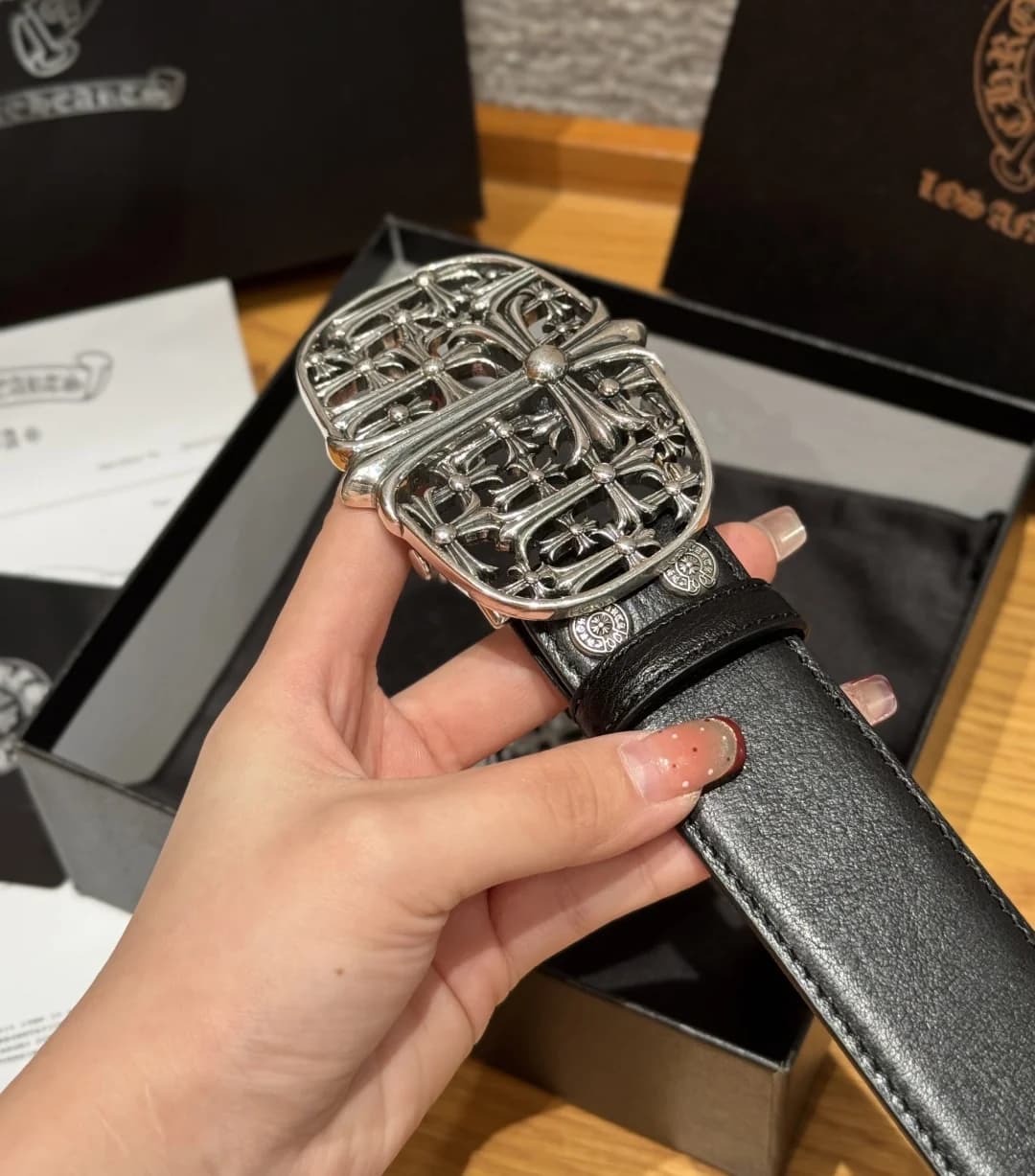 Крепление массивной серебристой пряжки к кожаному полотну ремня Chrome Hearts