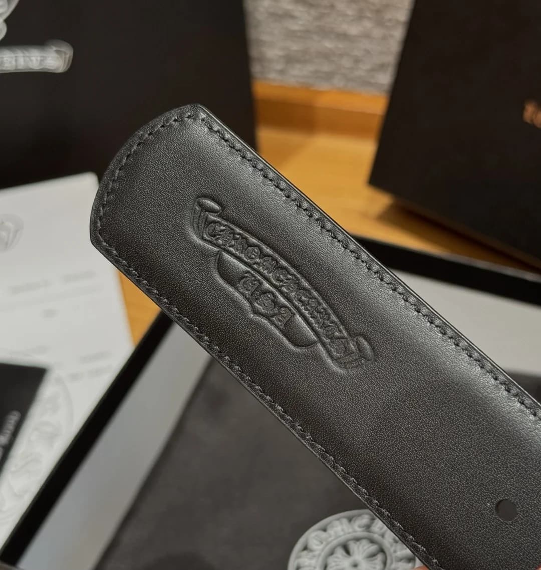 Фирменное тиснение логотипа на обратной стороне кожаного ремня Chrome Hearts