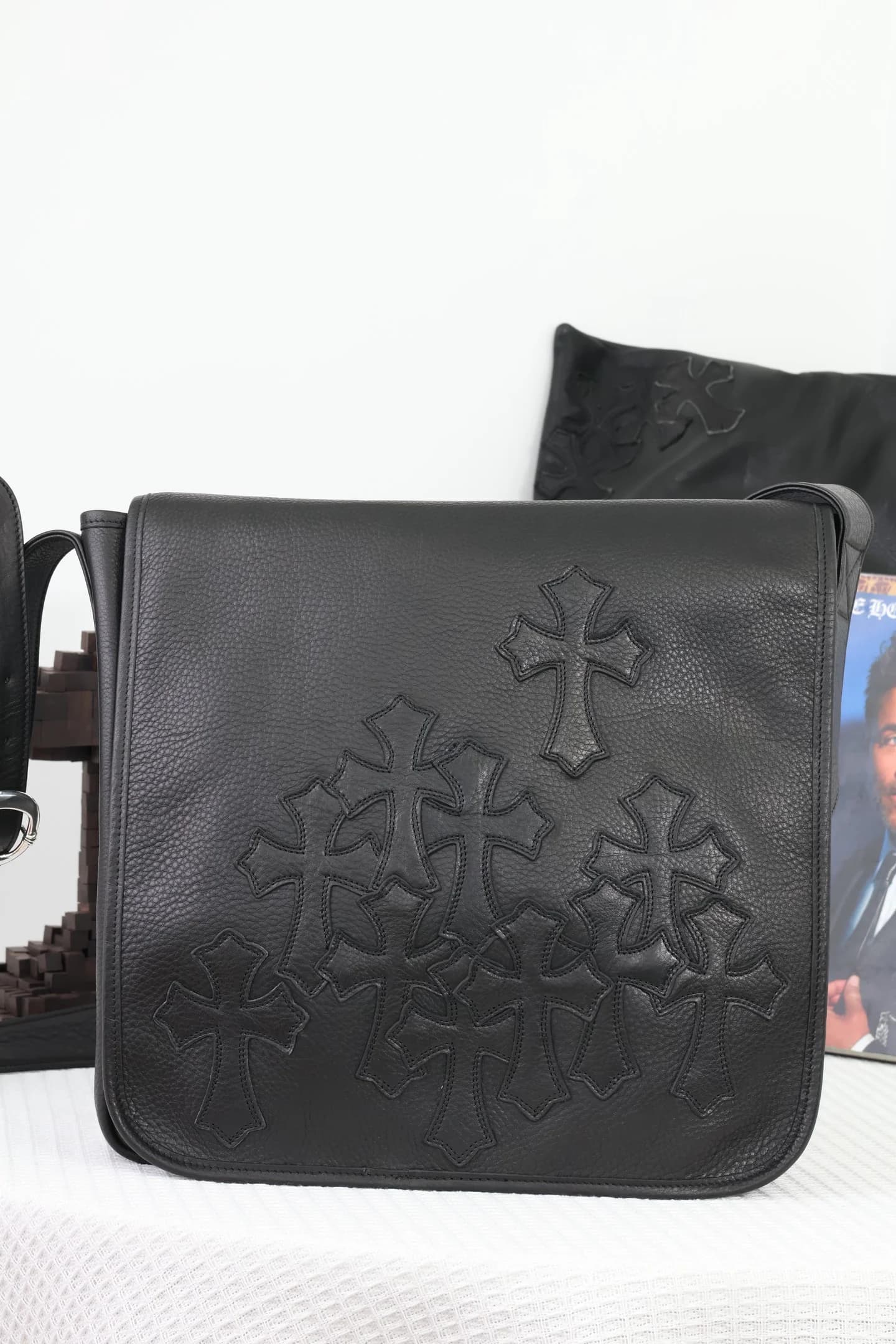Черная кожаная сумка через плечо Chrome Hearts с нашивками крестов, вид спереди